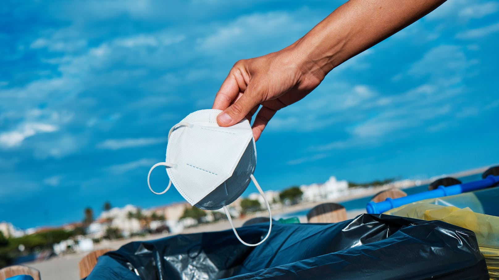 Schluss mit dem Mundschutz: Bis auf wenige Ausnahmen müssen die Dänen ab Montag in der Öffentlichkeit keine Maske mehr tragen!