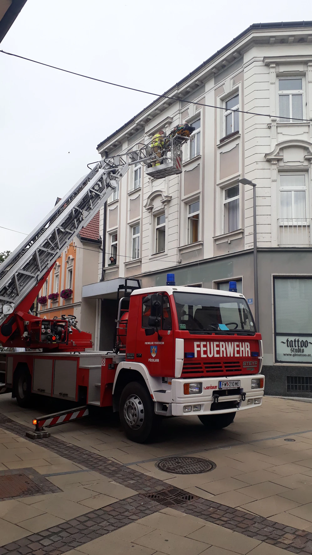 Der Mann wurde via Drehleiter geborgen.