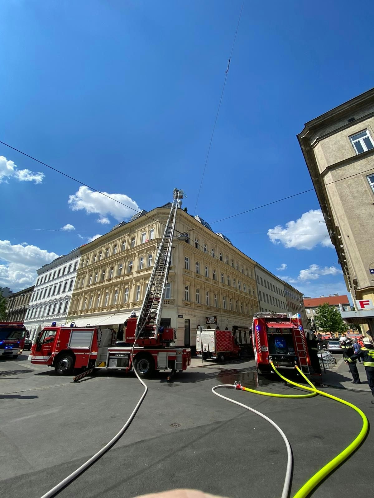Die Feuerwehr musste den Brand teilweise vom Dach aus löschen.