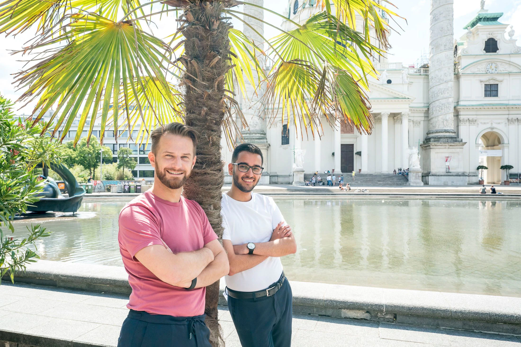 Stadtrat Peter Kraus (li.) und Jugendsprecher Ömer Öztas (beide Grüne) am Karlsplatz