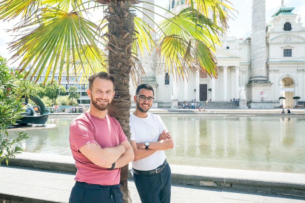 Stadtrat Peter Kraus (li.) und Jugendsprecher Ömer Öztas (beide Grüne) am Karlsplatz