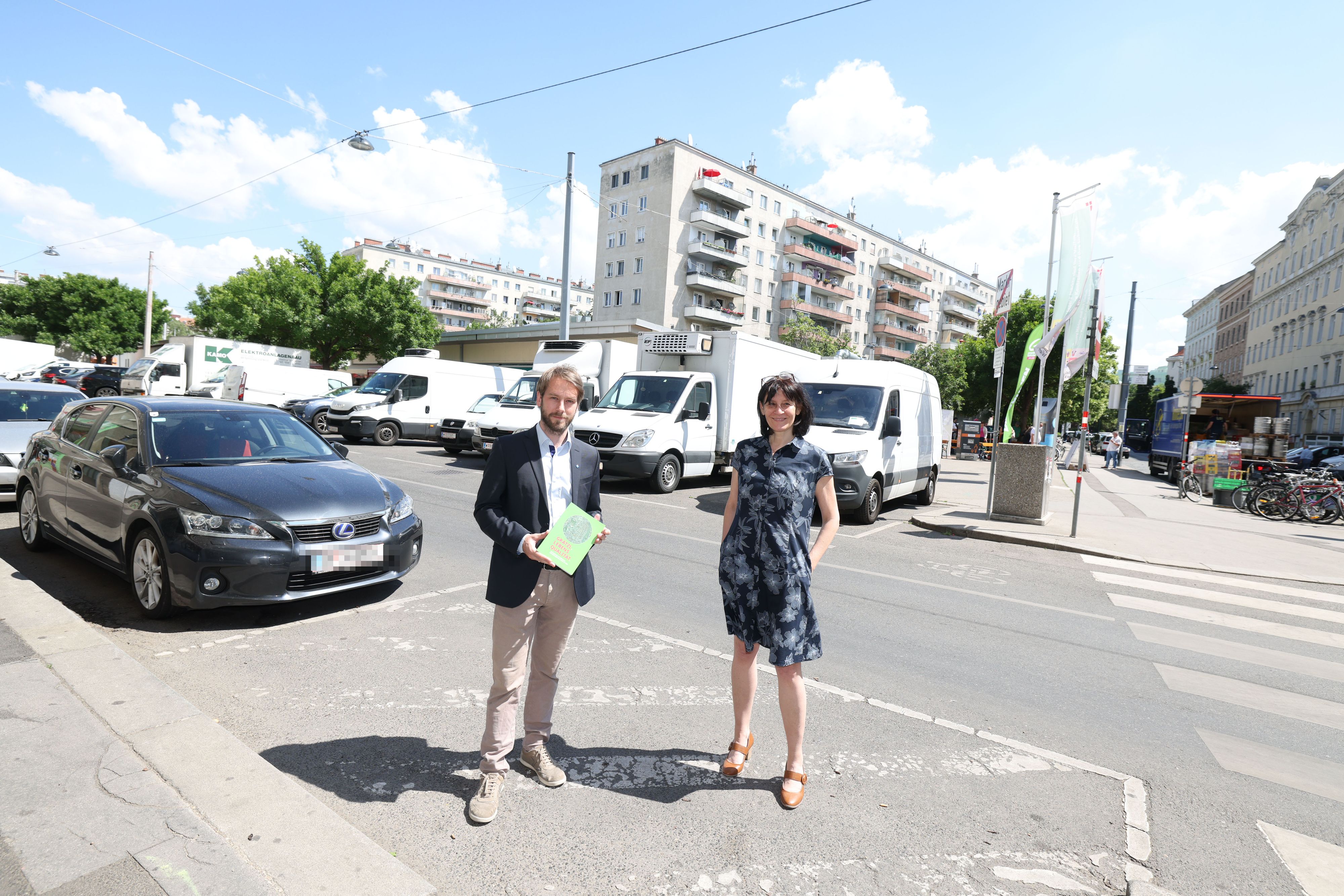 Stv. Bezirksvorsteherin Barbara Pickl mit Verkehrsexperten Ulrich Leth (TU Wien) am Hannoverplatz (Brigittenau) 