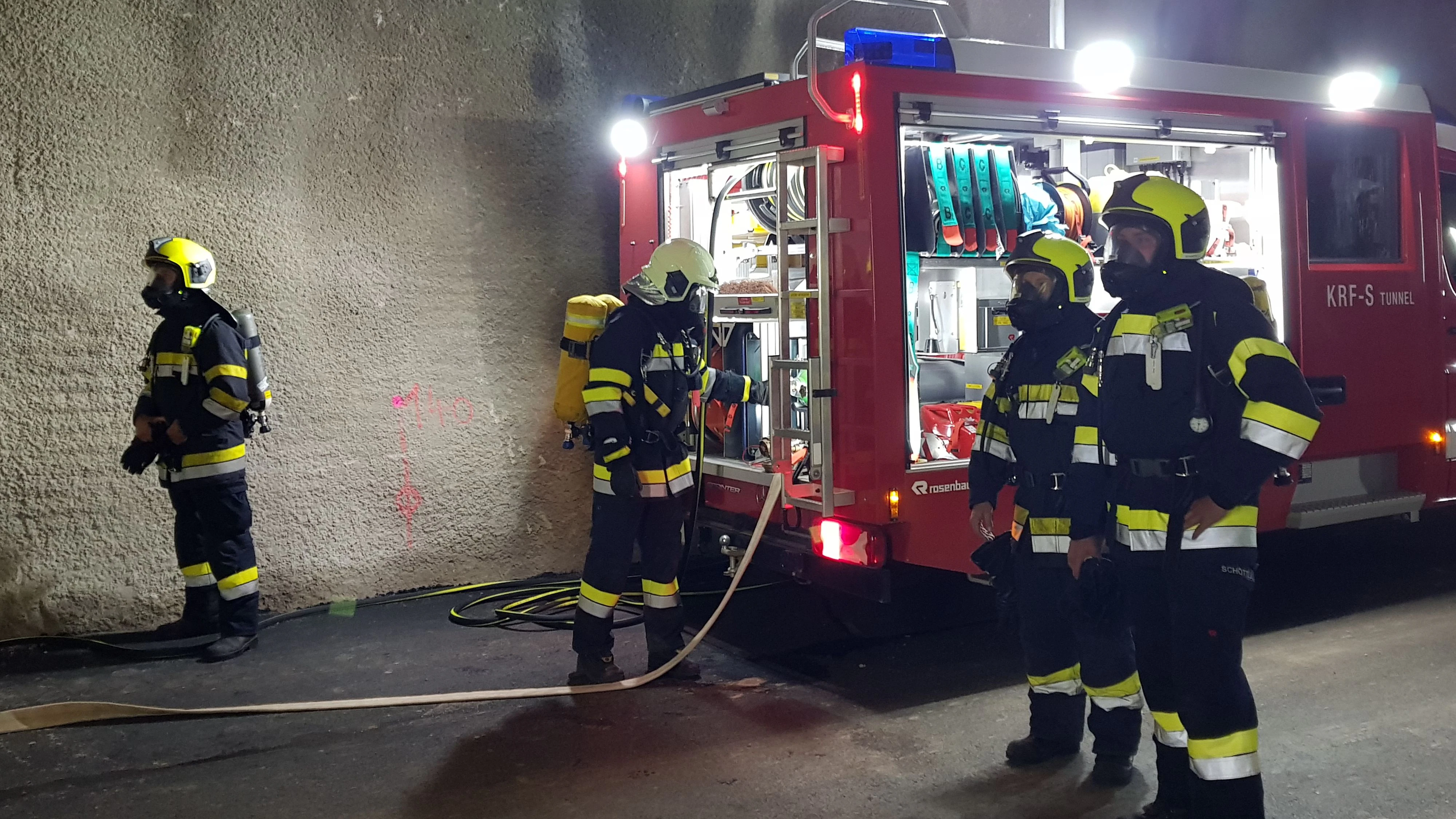 Die Feuerwehr ist bereits vor Ort.