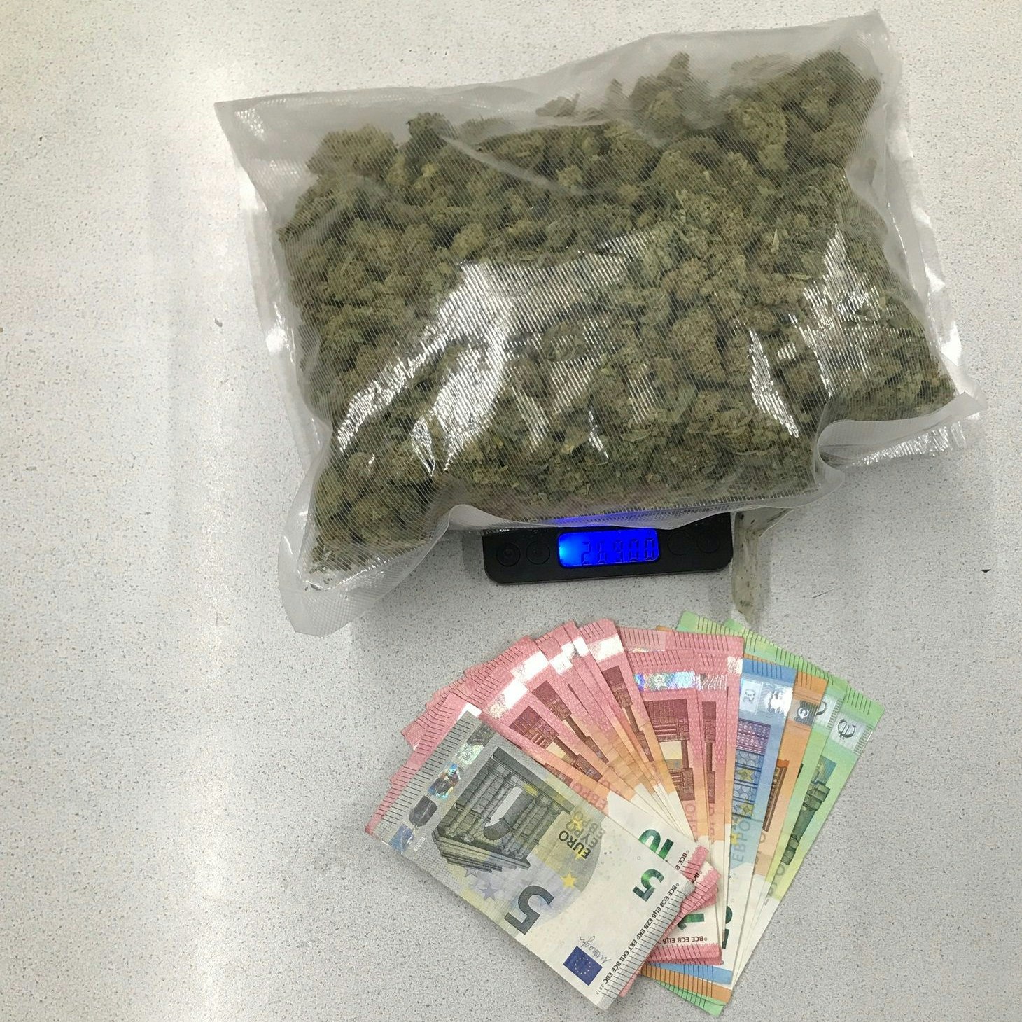 Im Wagen des 23-Jährigen wurden Drogen, eine Waage und Bargeld entdeckt und sichergestellt.