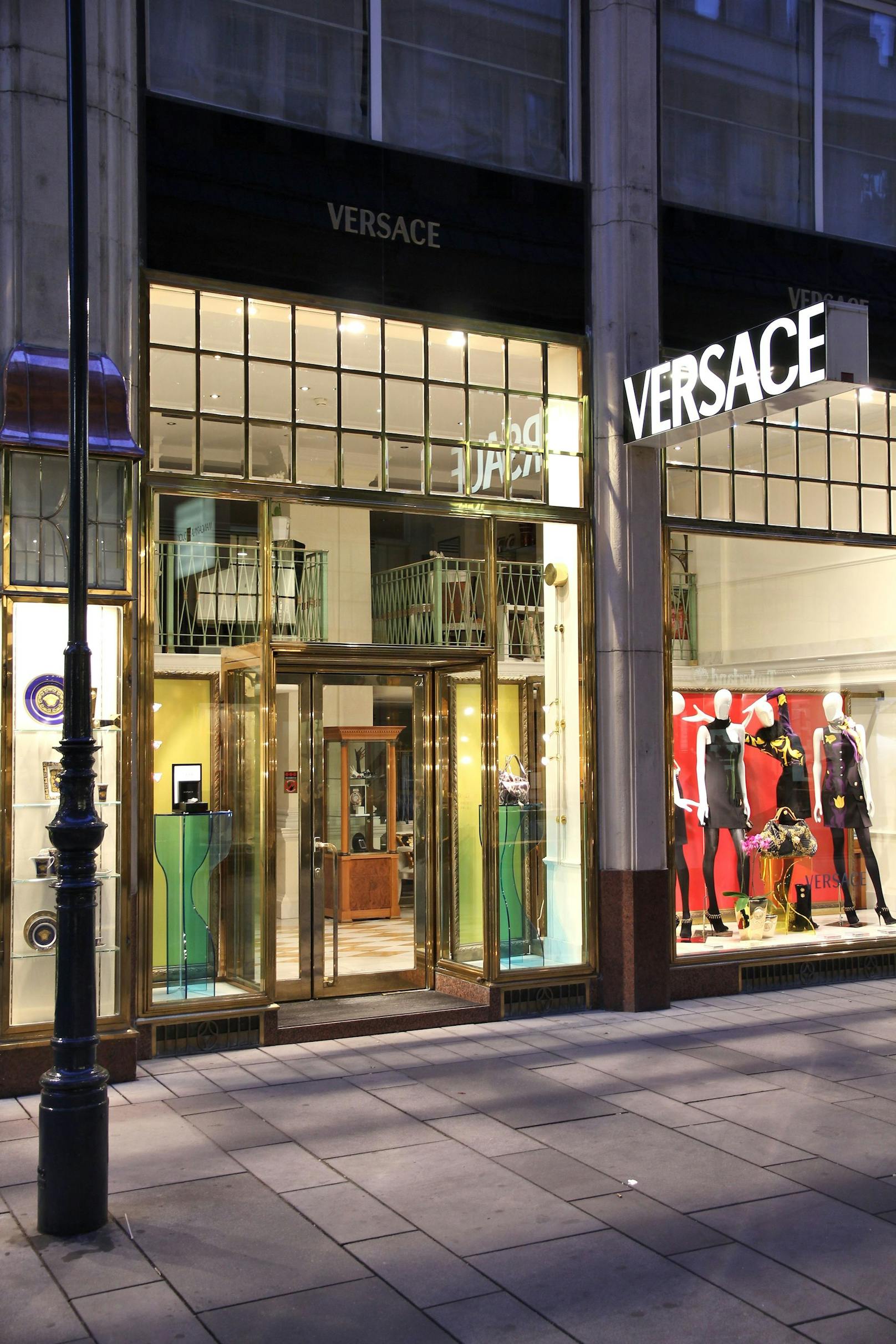Auch bei Versace kann man seit 2018 pelzfrei einkaufen gehen. 