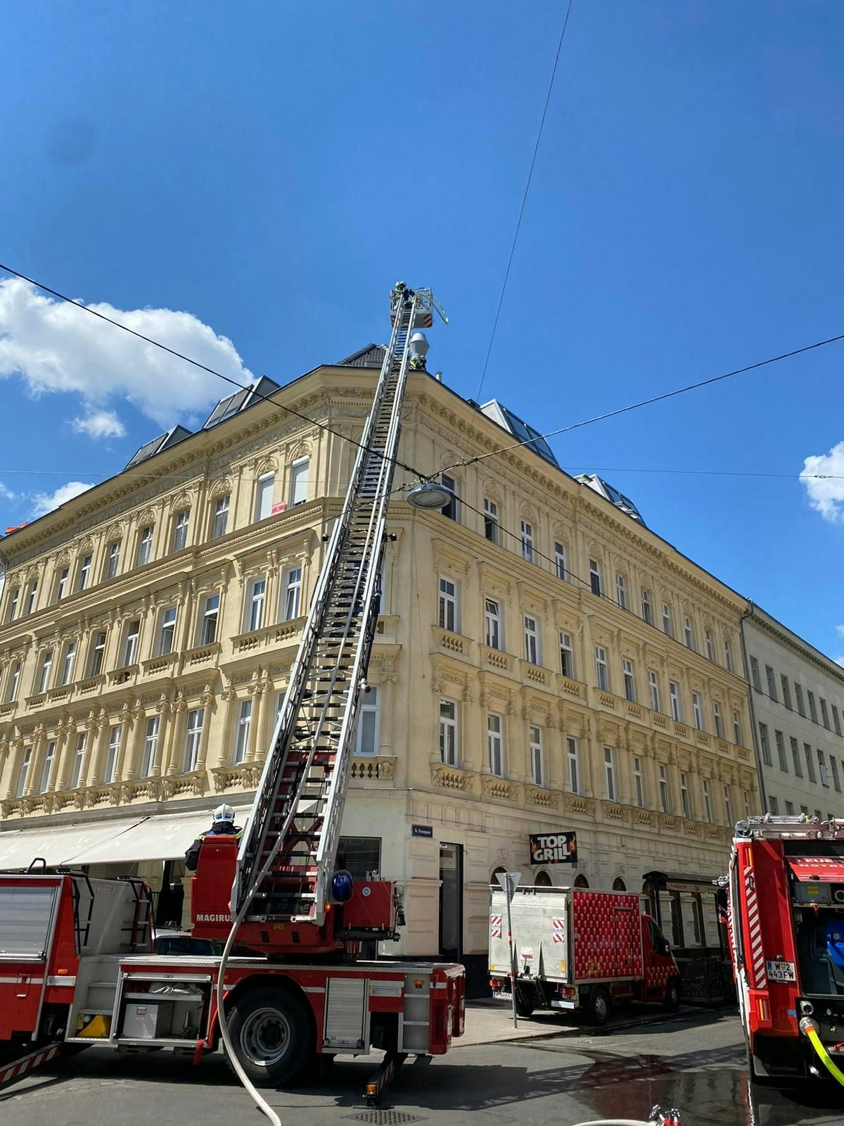 Die Feuerwehr musste den Brand teilweise vom Dach aus löschen.