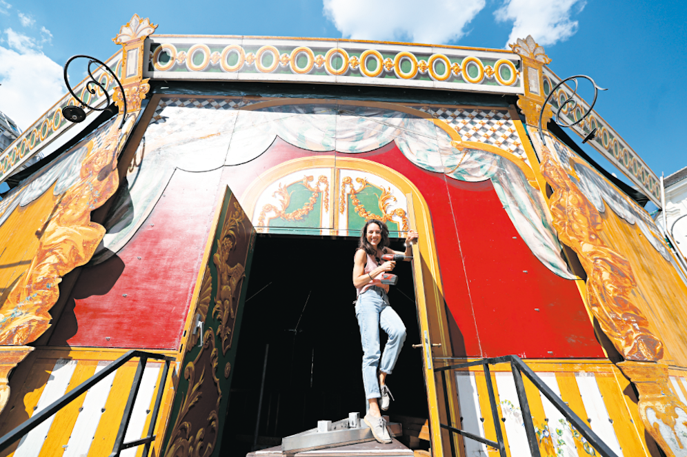 Maddalena Hirschal, Tochter von Gründer und Intendant Adi Hirschal, führt für das Lustspielhaus heuer erstmals Regie. Vor dem großen Auftritt wird am imposanten Barock-Zelt noch geschraubt.