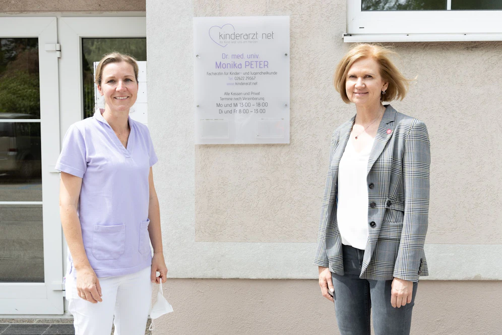 Kinderärztin Monika Peter und Edith Kollermann (Neos)
