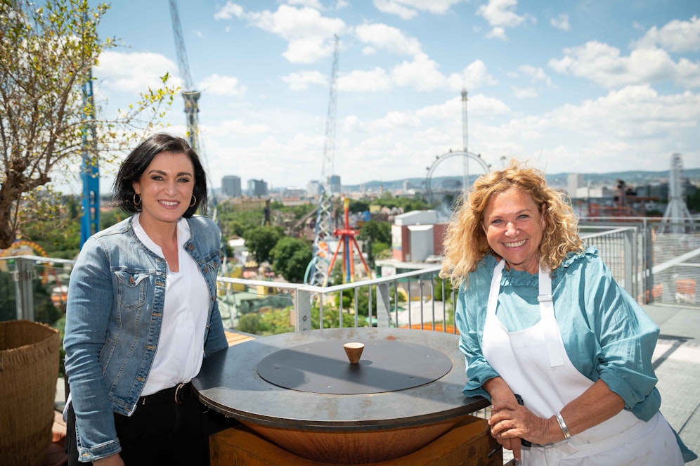 Tourismusministerin Elisabeth Köstinger (links) besuchte Gastronomin Haya Molcho im NENI am Prater.