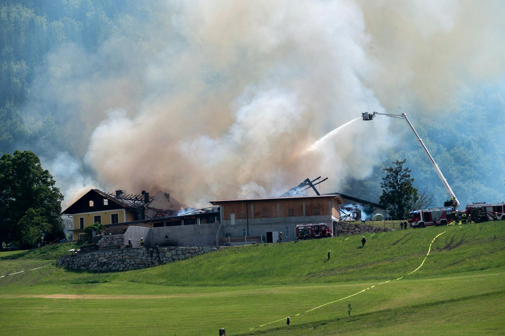 17 Feuerwehren kämpfen gegen Großbrand auf Bauernhof