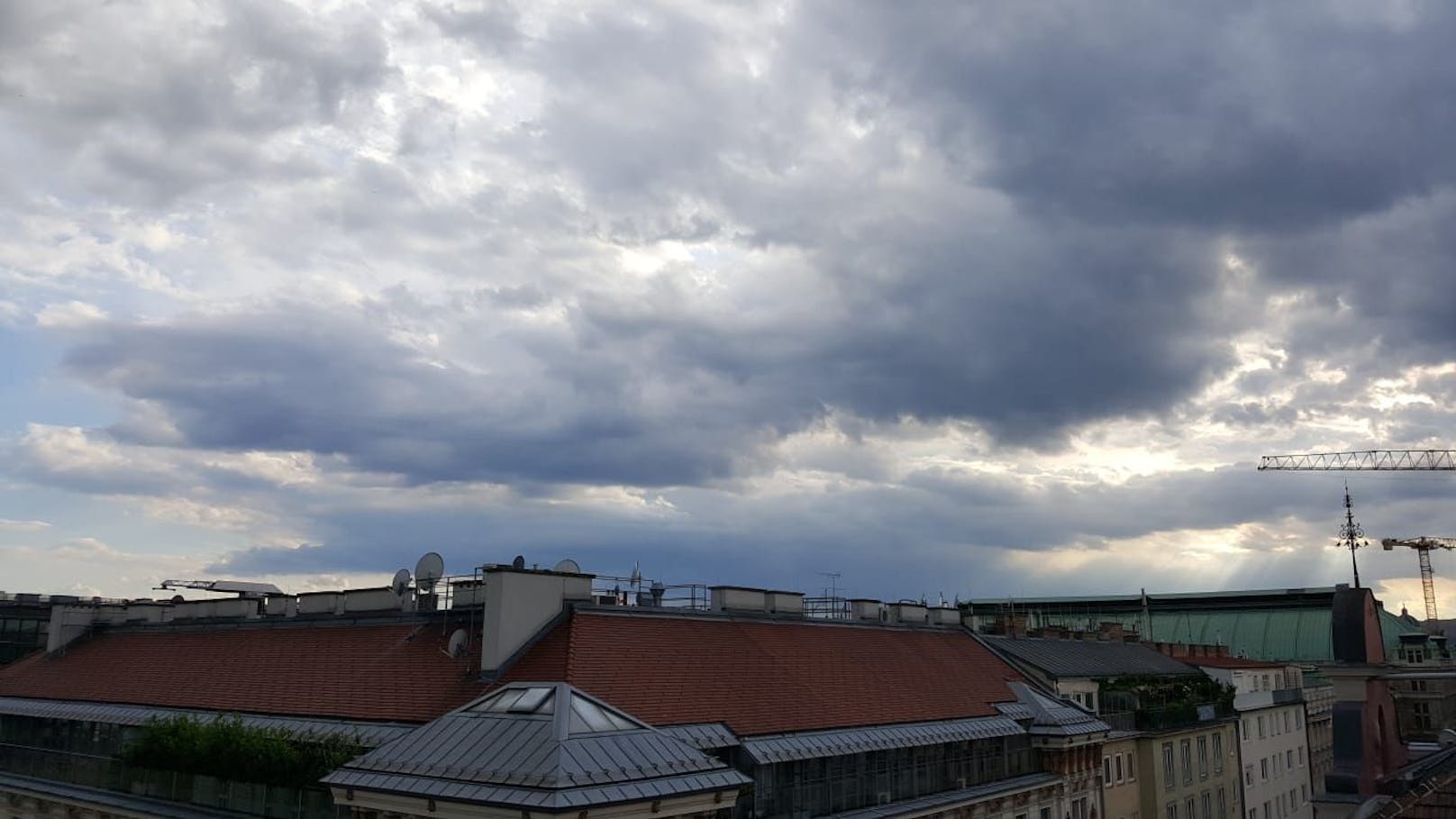 Die Gewitter-Wolken haben den Himmel über Wien am Donnerstag deutlich verdunkelt.