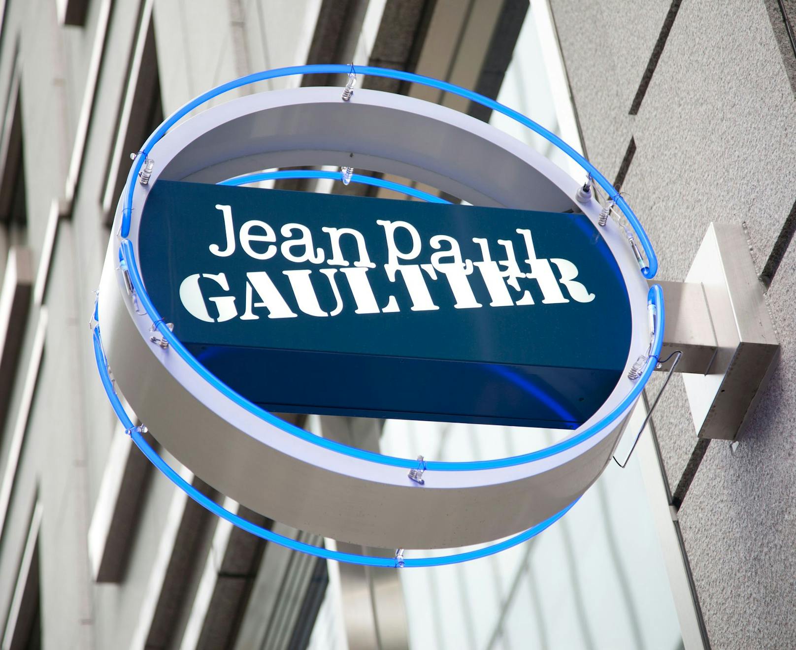 Jean Paul Gaultier kündigte im November 2018 live im französischen Fernsehen an, für seine künftigen Kollektionen keinen Pelz mehr zu nutzen.