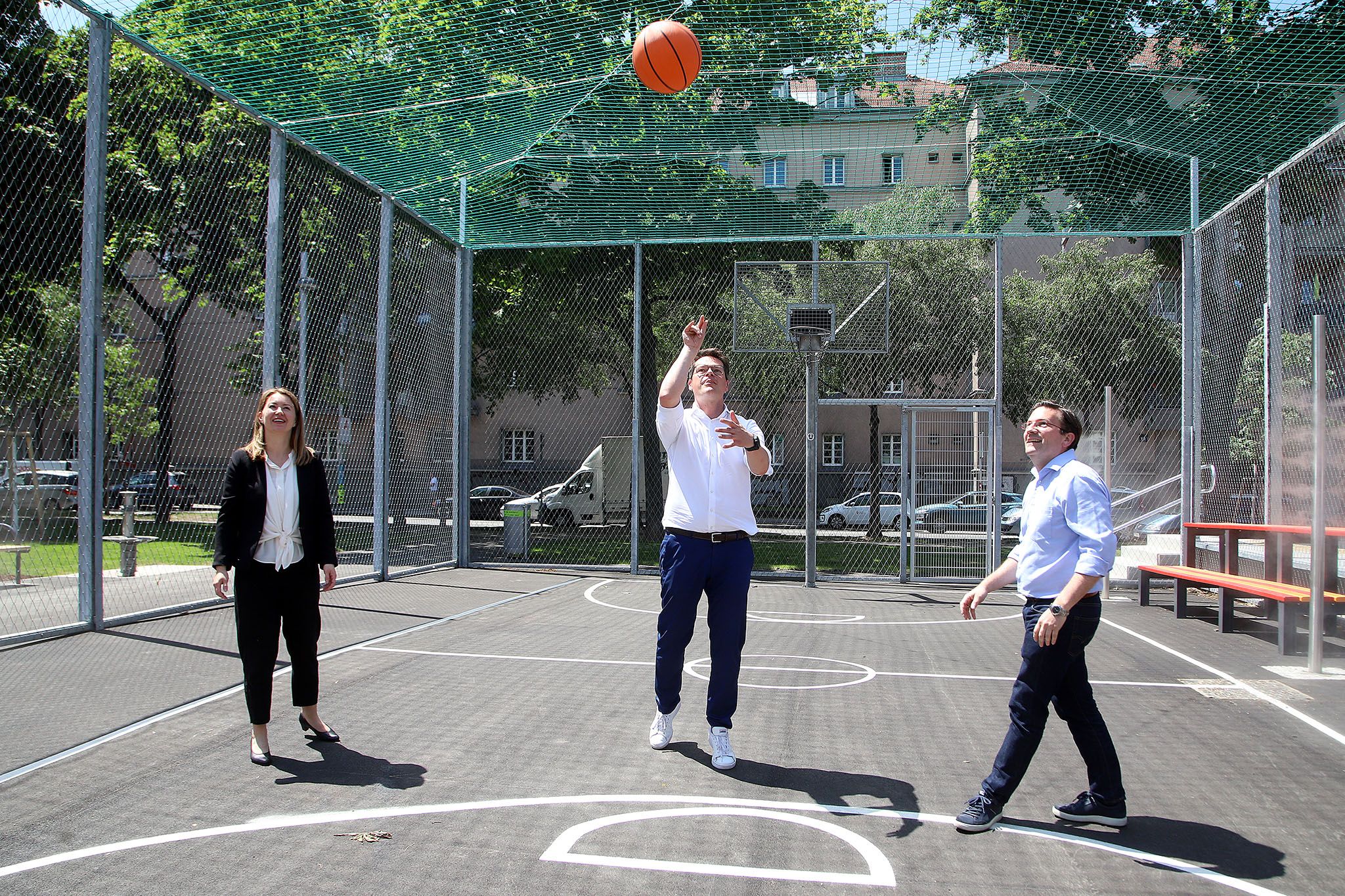 Basketball dürfte bei den Politikern gerade in Mode sein. Nach Bildungsminister Heinz Faßmann Fototermin im neu gestalteten Stefan-Weber-Park, mit  StR Jürgen Czernohorszky, BVIn Silvia Jankovic und BV Wilfried Zankl.