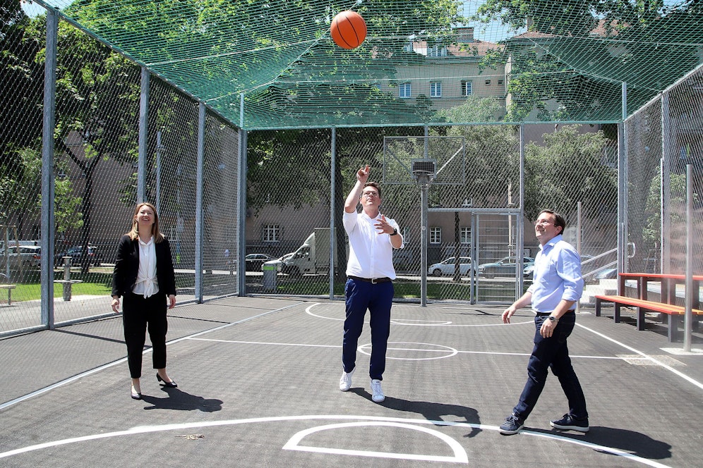 Basketball dürfte bei den Politikern gerade in Mode sein. Nach Bildungsminister Heinz Faßmann (ÖVP) versuchte sich nun auch Klimastadtrat Jürgen Czernohorszky (SPÖ, M.) anlässlich der Eröffnung des neu gestalteten Stefan-Weber-Park (Margareten/Meidling) im Körbe werfen. Margaretens Bezirkschefin&nbsp; Silvia Jankovic und Meidlings Bezirkschef Wilfried Zankl (beide SPÖ) feuerten an.