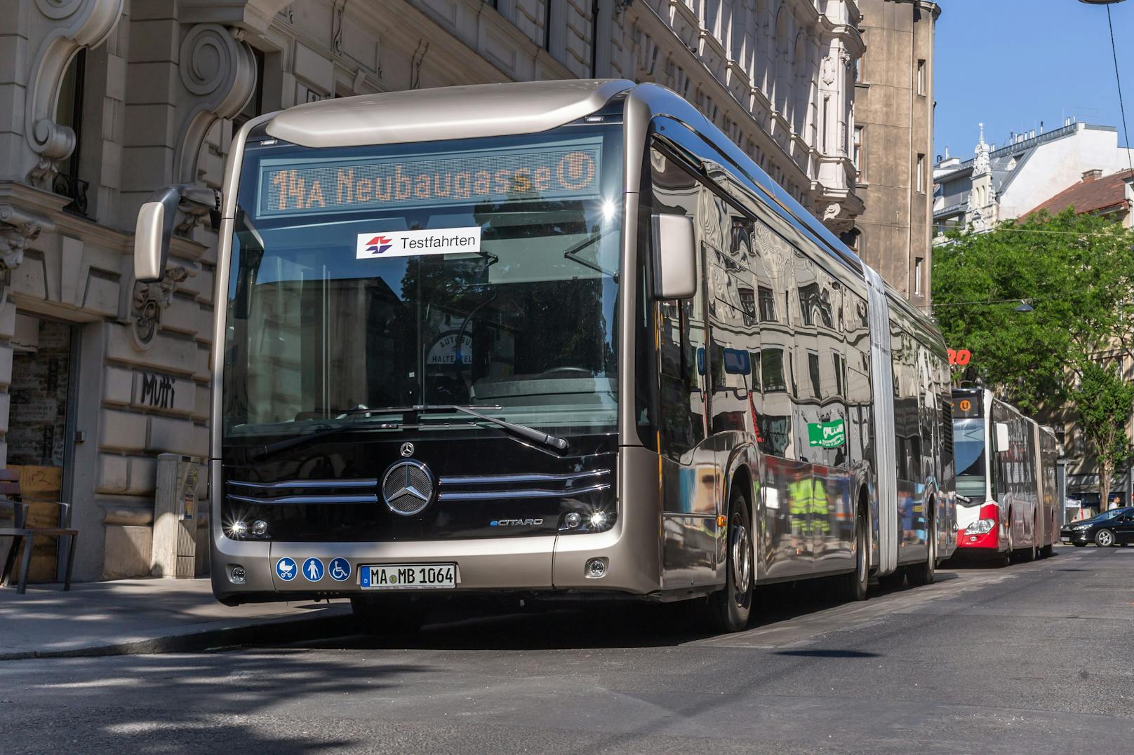 Der neue E-Gelenkbus ist ab sofort bis 22. Juni auf den Linien 14A, 15A und 66A unterwegs. Mitfahren ist gratis.