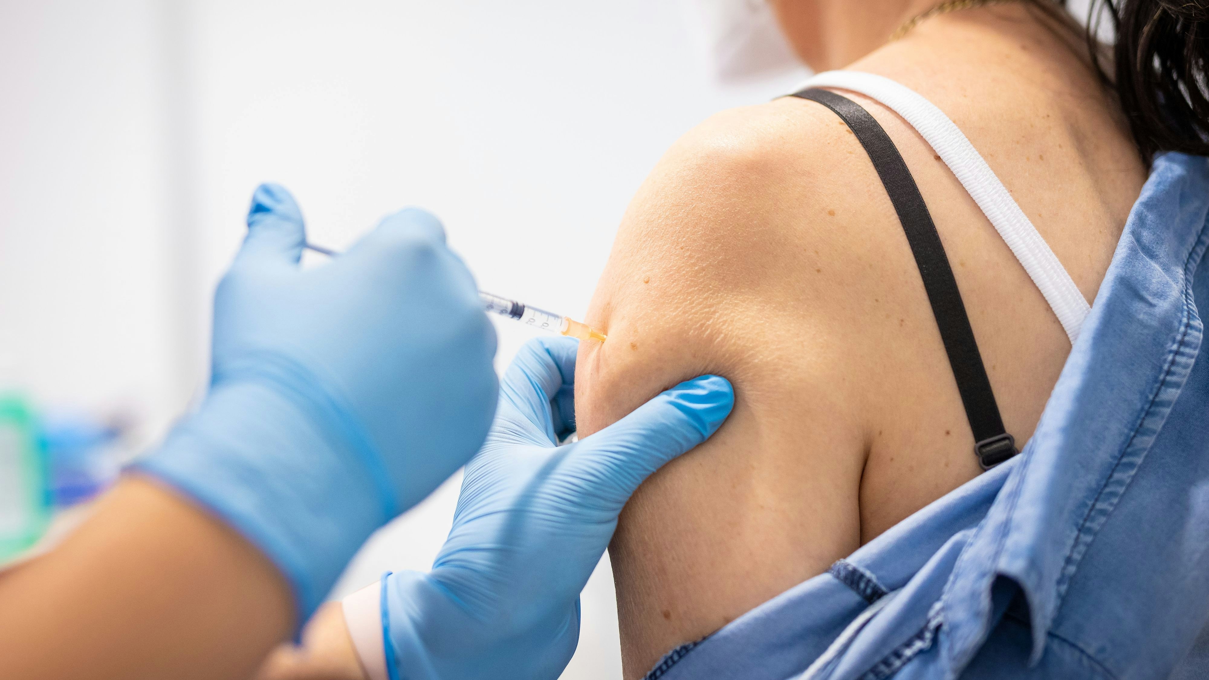 Download von www.picturedesk.com am 10.06.2021 (08:50).  07 June 2021, Lower Saxony, Hanover: An employee of an insurance company is given her first Corona vaccination with the Biontech/Pfizer vaccine by a health care worker. A vaccination initiative of the Hanover-based insurers starts with Corona vaccinations. Employees from nine insurance groups were invited. Photo: Moritz Frankenberg/dpa - 20210607_PD3818 - Rechteinfo: Rights Managed (RM)