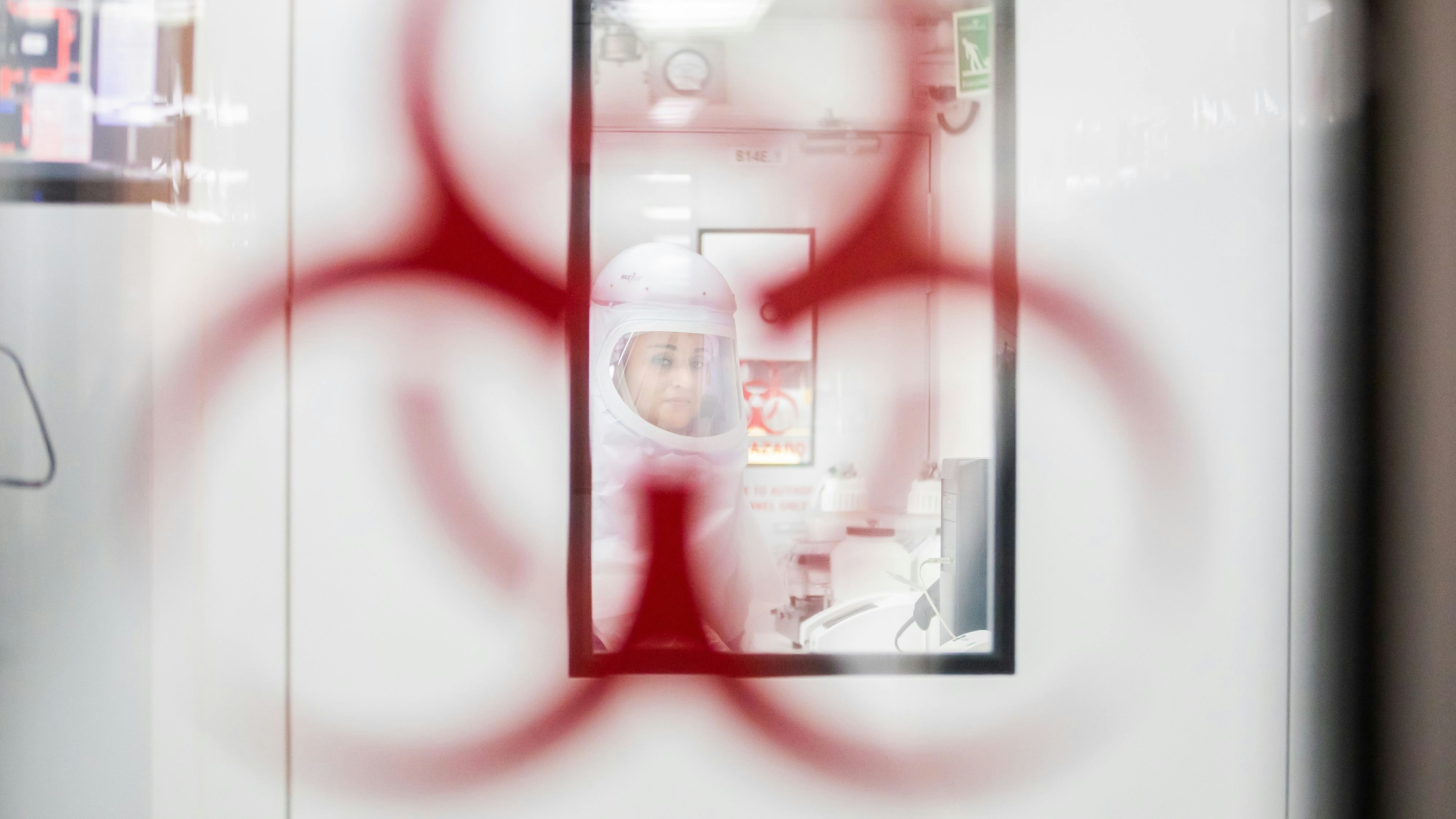 Download von www.picturedesk.com am 10.06.2021 (21:34).  28 May 2021, South Africa, Johannesburg: A woman in a protective suit works in a high-security laboratory at the "National Institute for Communicable Diseases (NICD)" during a visit by Federal Health Minister Spahn. At the request of Chancellor Merkel, Spahn is travelling to South Africa in parallel with the state visit of French President Macron; in order to support the establishment of the country's own vaccine production in Africa together with France. Photo: Christoph Soeder/dpa - 20210528_PD1940 - Rechteinfo: Rights Managed (RM)