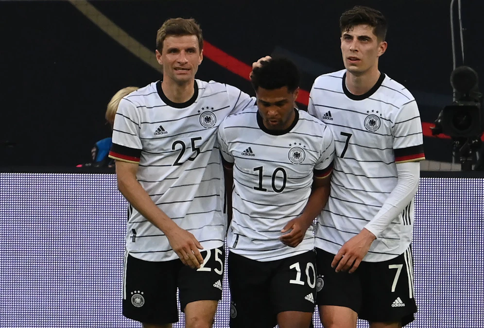 Thomas Müller, Serge Gnabry und Kai Havertz bejubeln das fünfte von sieben Toren gegen Lettland.