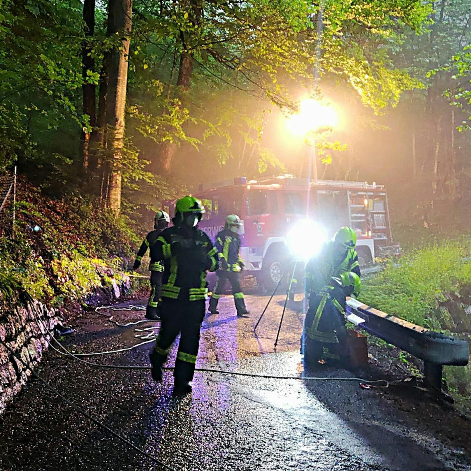 Bilder des Feuerwehreinsatzes nach dem Fahrzeugabsturz in Götzis (9. Juni 2021)
