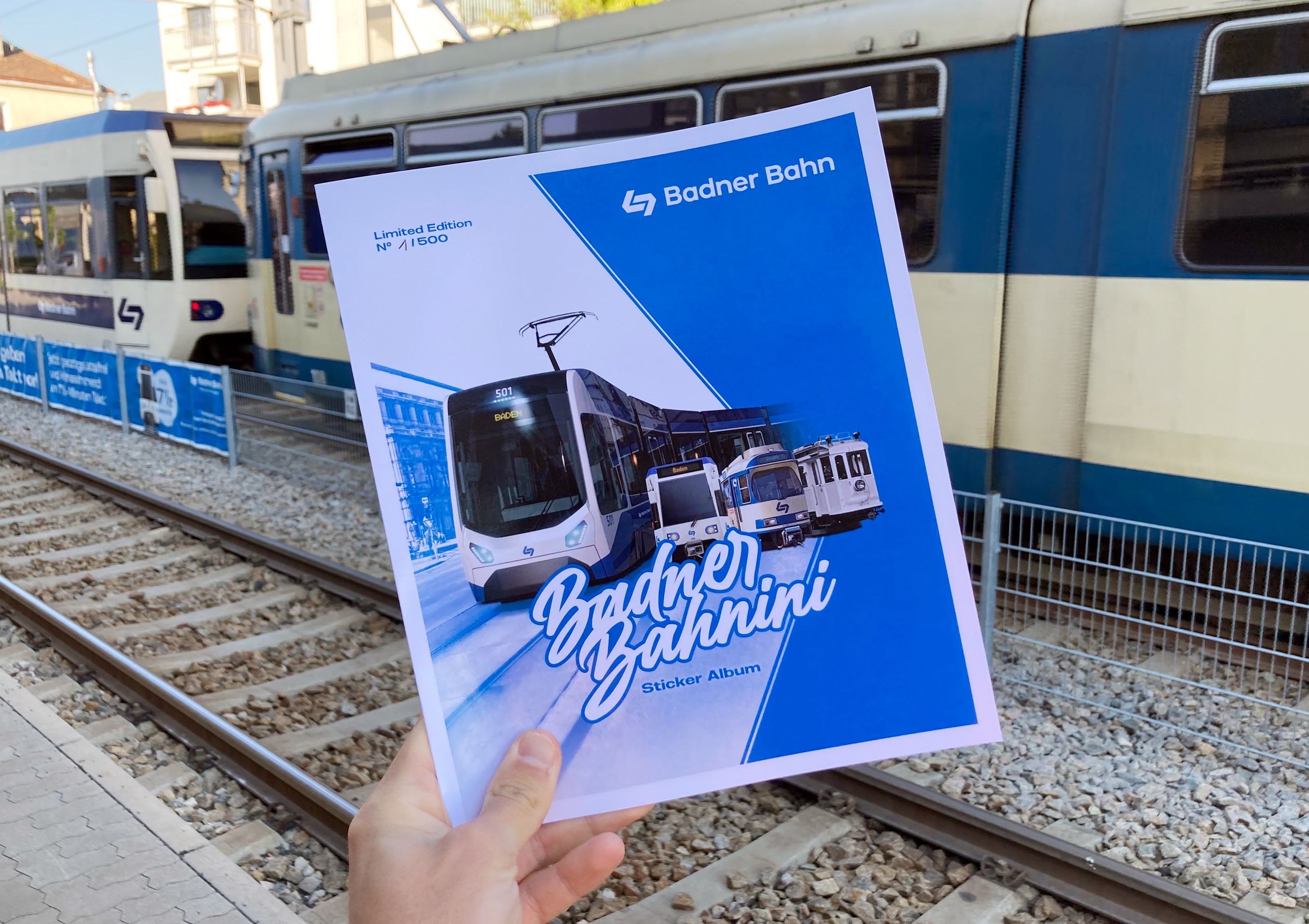Das "Badner Bahnini"-Stickeralbum wird gratis verteilt. 