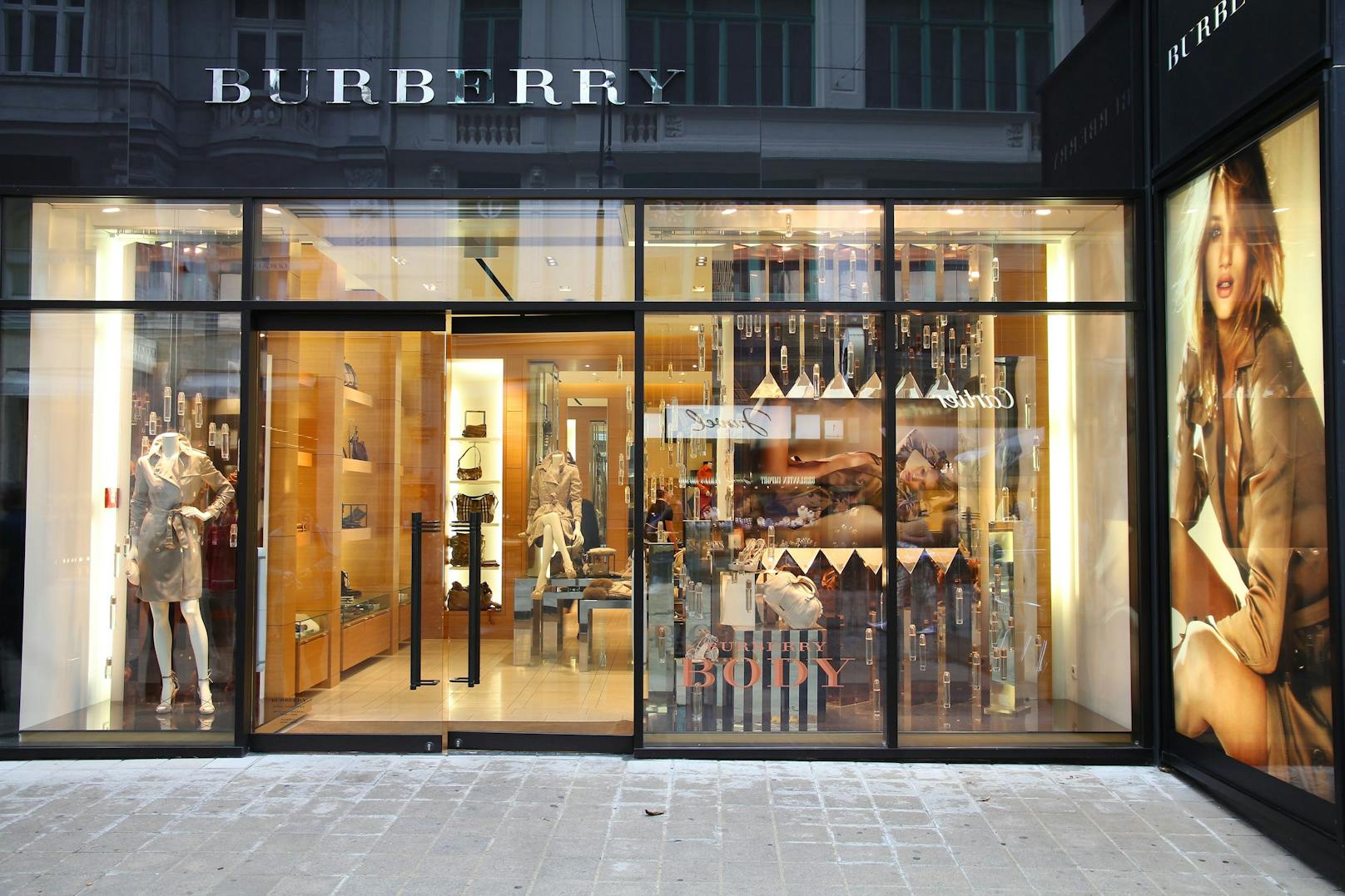 Im September 2018 verkündete Modehaus "Burberry" zukünftig weder Pelz noch Angorawolle zu verkaufen. 