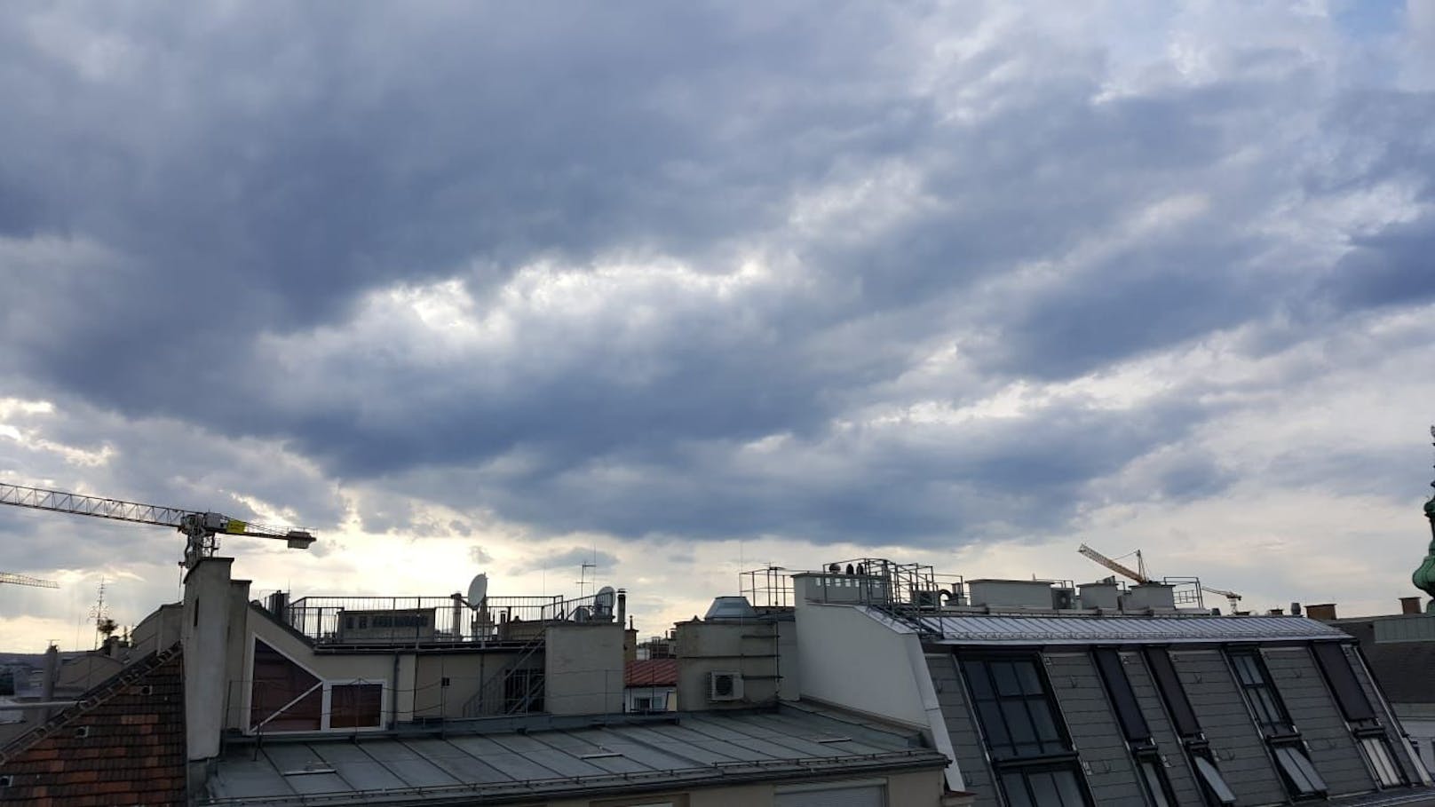 Die Gewitter-Wolken haben den Himmel über Wien am Donnerstag deutlich verdunkelt.