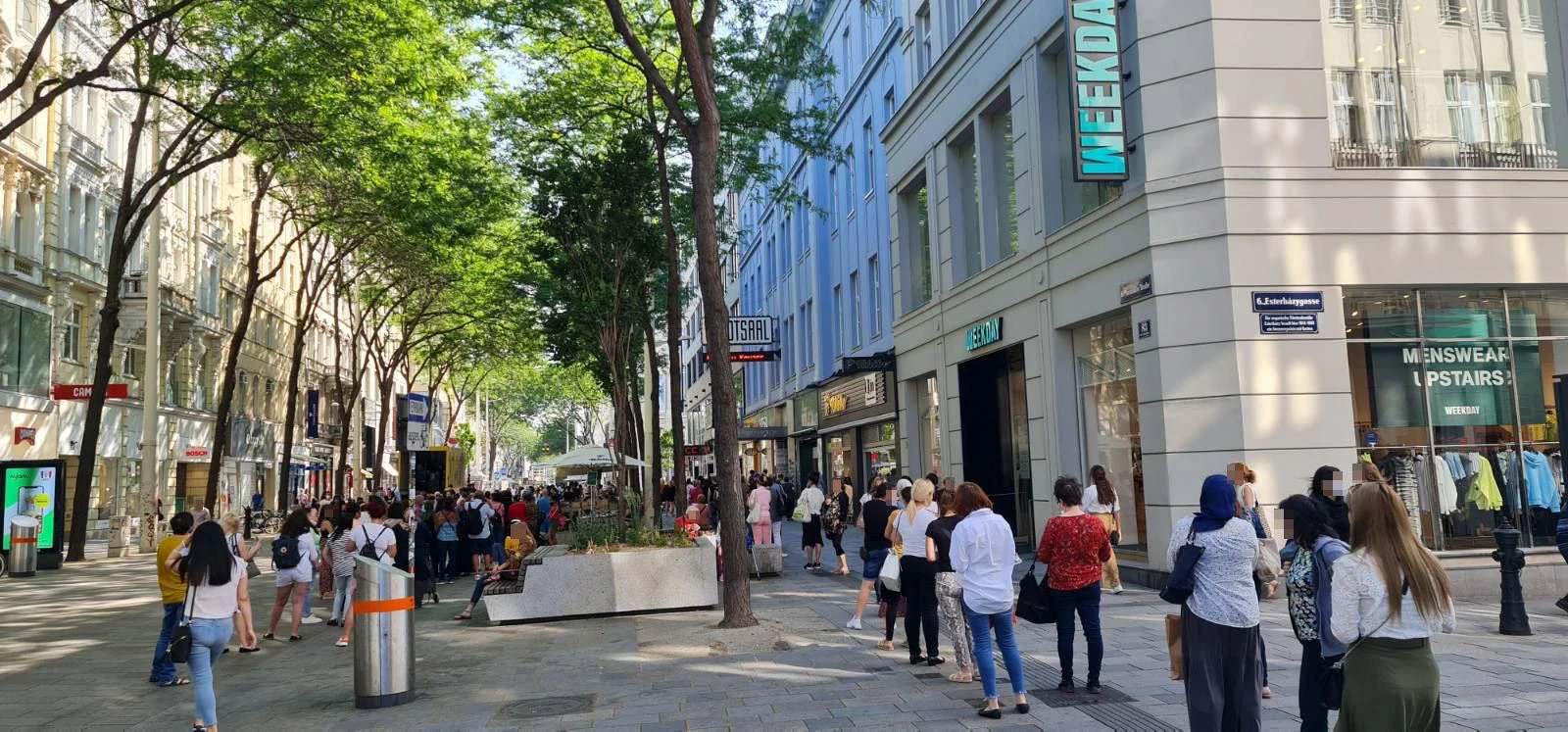Unzählige Menschen warteten vor der Filiale.