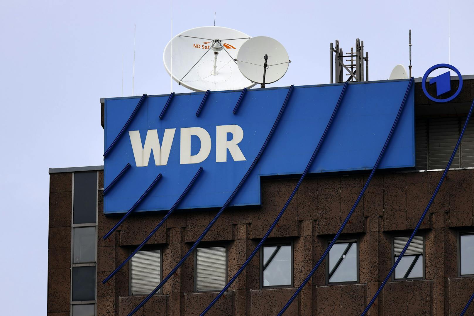 Logo des WDR am Gebäude des Westdeutschen Rundfunk Köln.