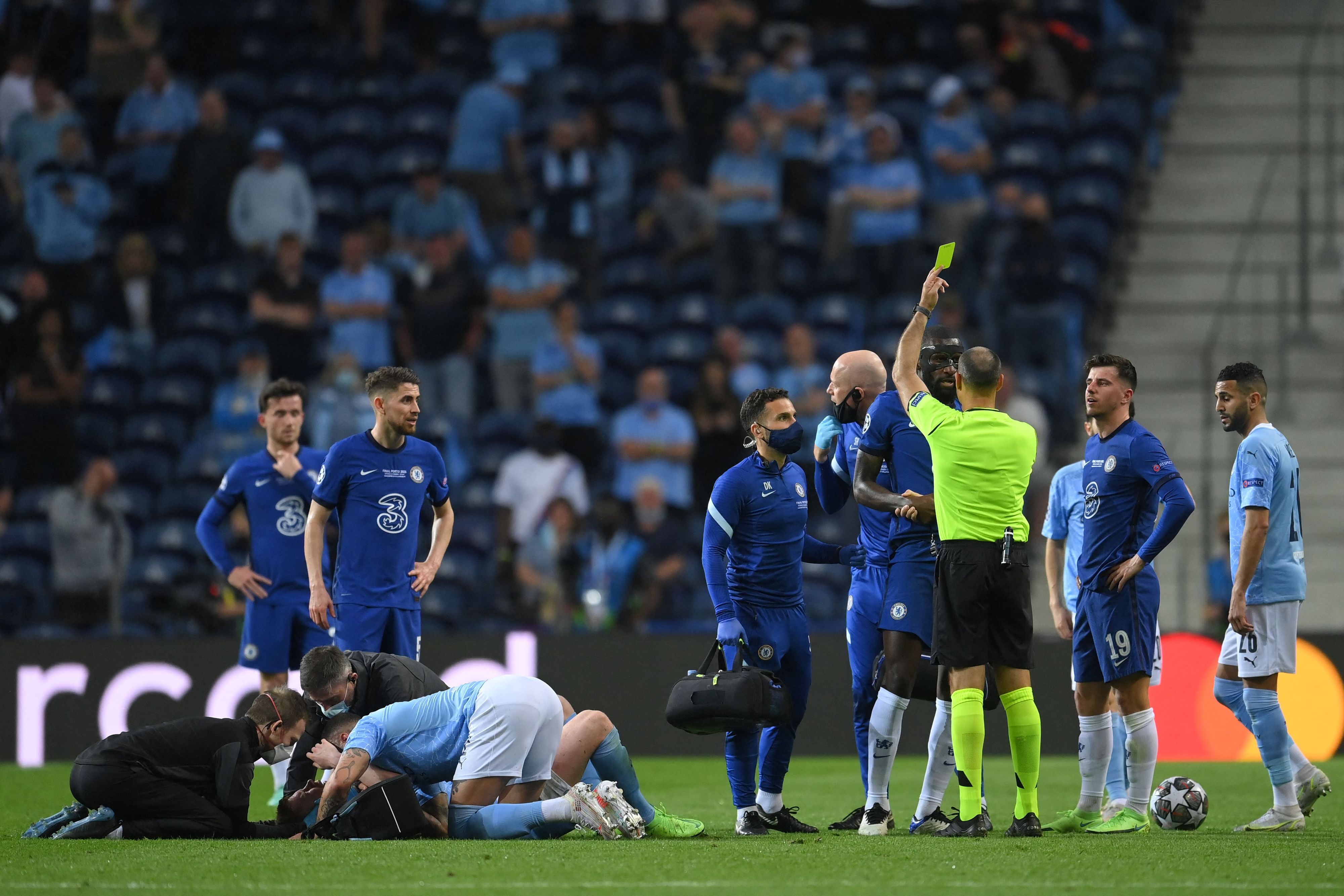 Antonio Rüdiger sieht Gelb, Kevin De Bruyne krümmt sich daneben vor Schmerzen.