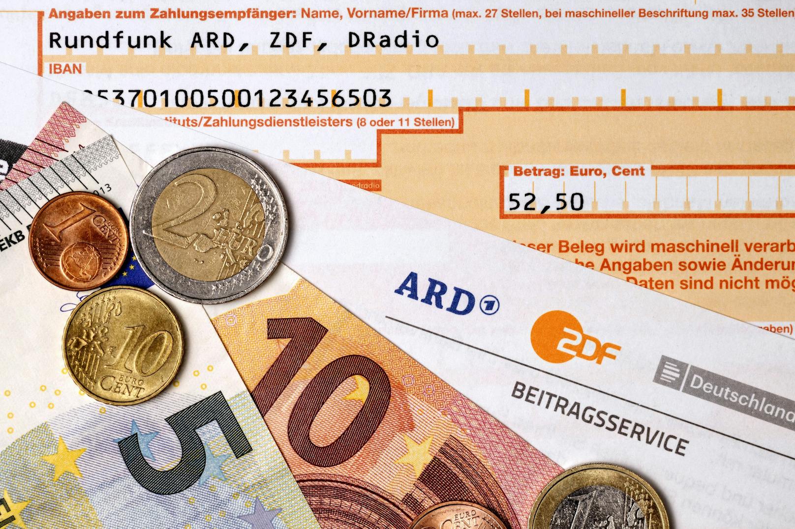 Der deutsche Rundfunkbeitrag soll bald von 17,50 Euro auf 18,36 Euro erhöht werden.