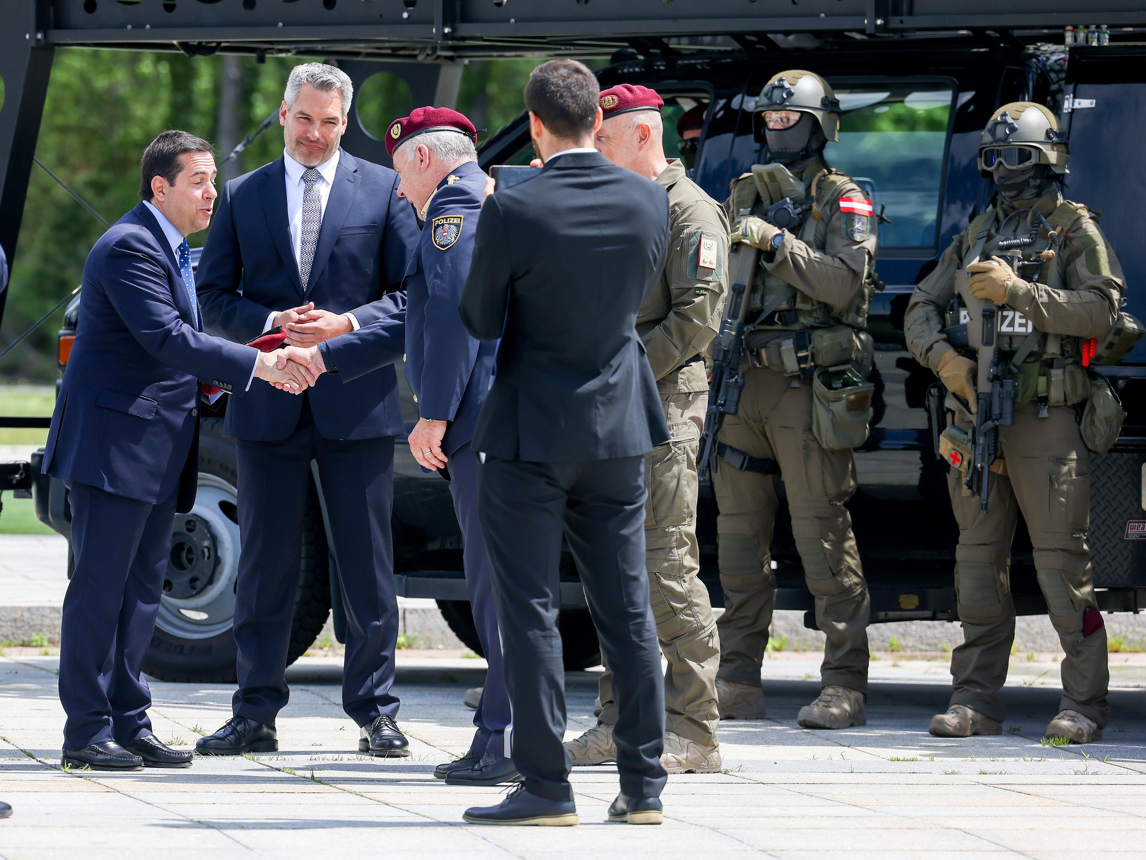 Download von www.picturedesk.com am 11.06.2021 (20:29).  WR NEUSTADT, AUSTRIA - JUNE 11: Cobra Operations Officers, Greek Migration Minister Notis Mitarachi and Federal Minister of the Interior Karl Nehammer (OeVP) at Press conference - Greek Migration Minister visits the headquarters of the Operations Command (EKO) at K47 on June 11, 2021 in Wr Neustadt, Austria.210611_SEPA_10_045 - 20210611_PD6016 - Rechteinfo: Rights Managed (RM)