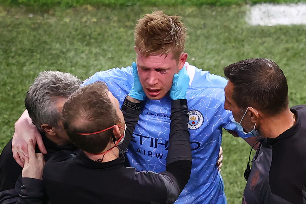 Kevin De Bruyne war nach dem Foul von Antonio Rüdiger sichtlich benommen.