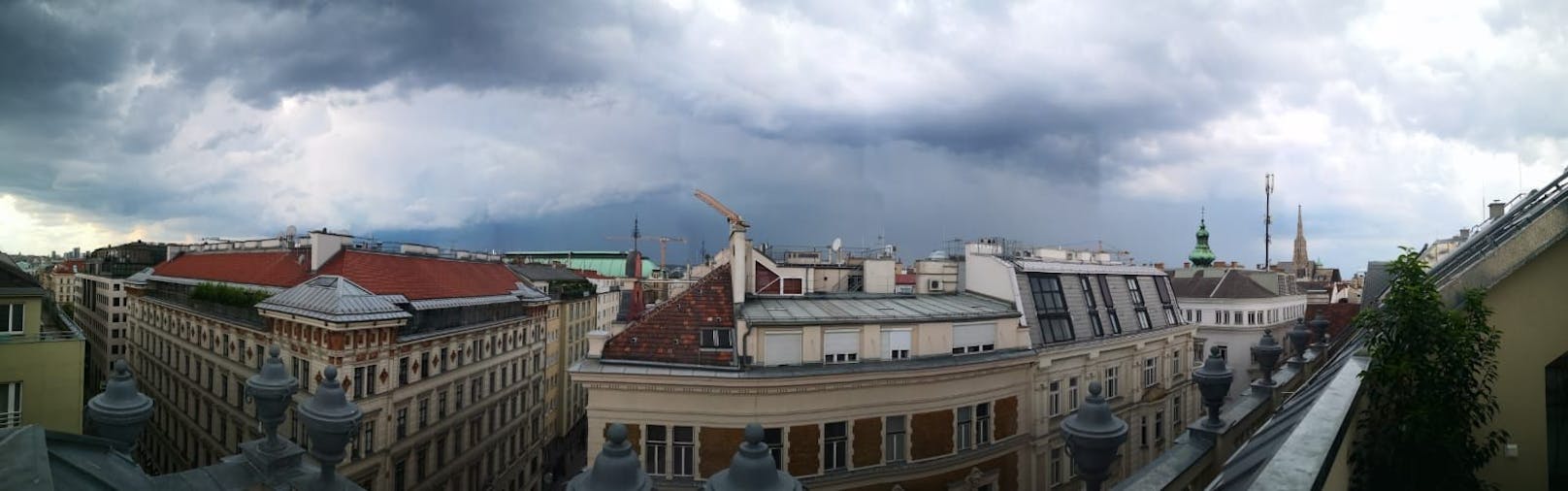 Auch von der "Heute"-Redaktion aus in der Wiener City war schon nach 13 Uhr die Wolkenwand zu sehen.