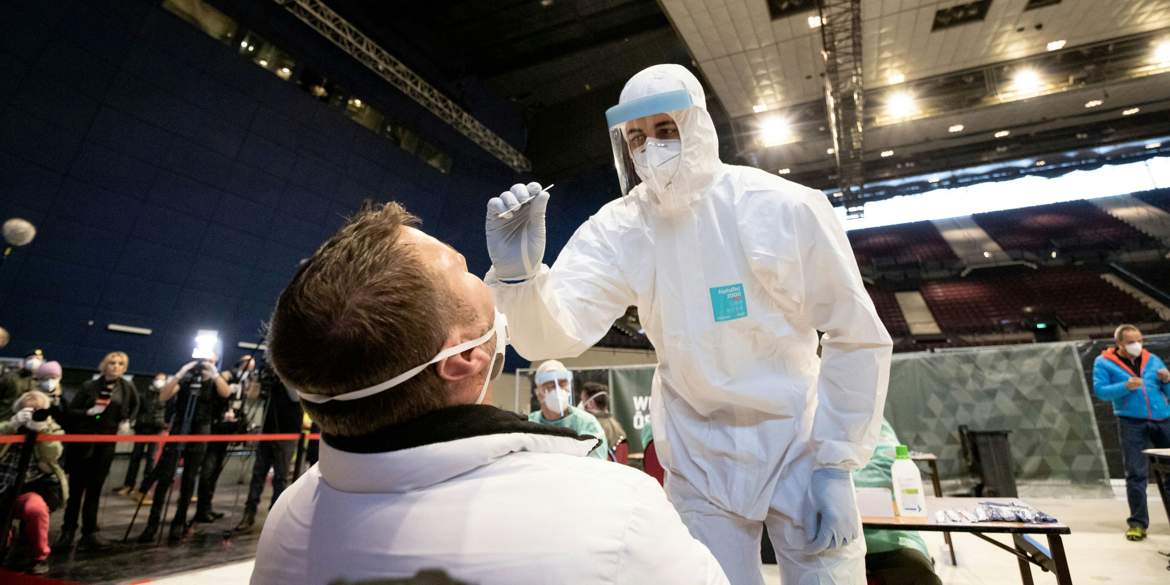 Download von www.picturedesk.com am 11.06.2021 (12:29).  Das österreichische Bundesheer präsentierte die Corona-Teststraße in der Wiener Stadthalle. Im Bild: Helfer mit speziellem Schutzanzug nimmt einen Testabstrich. Wien, Österreich. 03.12.2020 // The Austrian Armed Forces presented the Corona test lane in the Vienna citiy hall. Picture: Testing staff in special protection clothes takes a swab. Vienna, Austria. December 3rd, 2020. - 20201203_PD2015 - Rechteinfo: Rights Managed (RM)