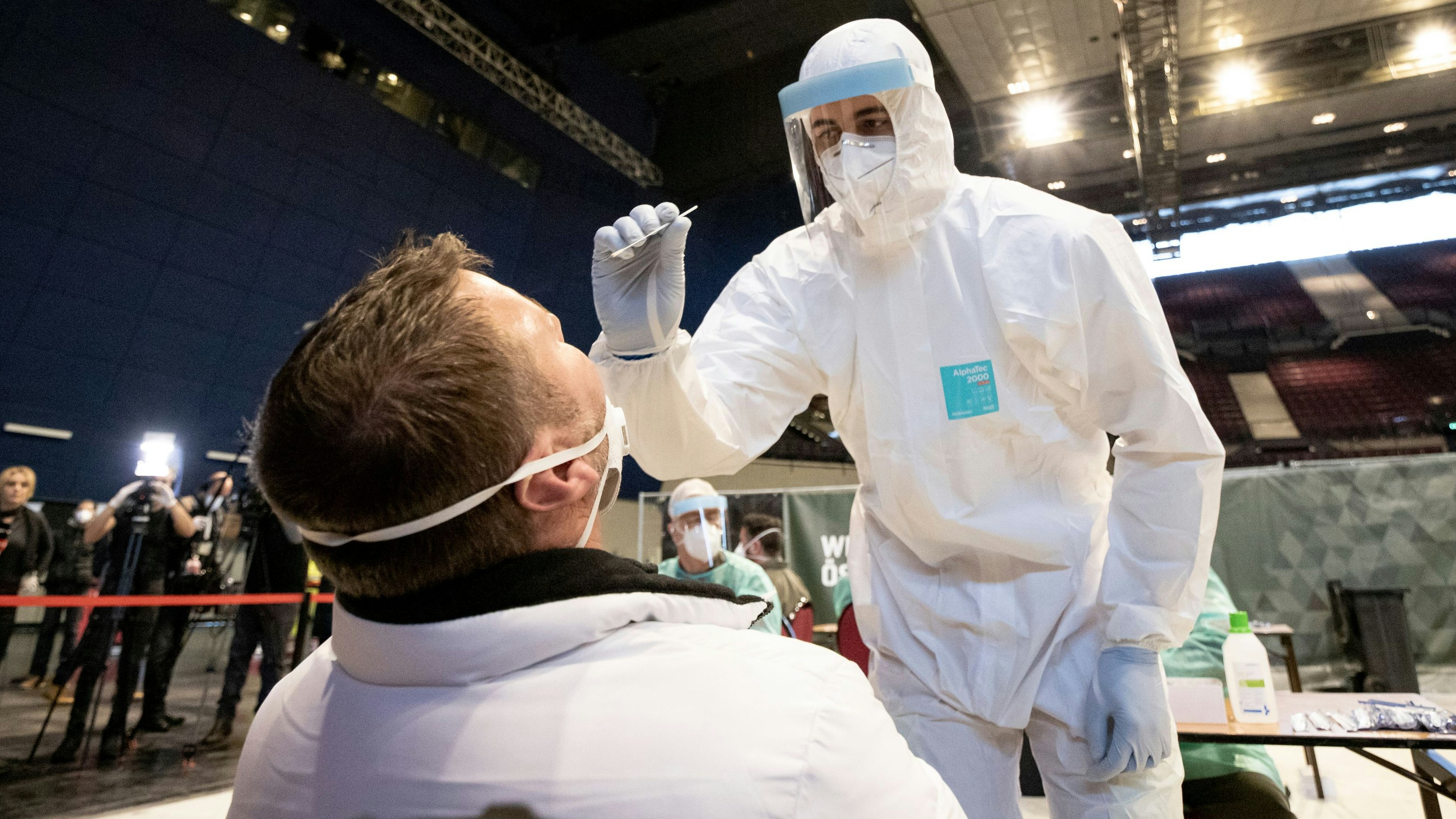 Download von www.picturedesk.com am 11.06.2021 (12:29).  Das österreichische Bundesheer präsentierte die Corona-Teststraße in der Wiener Stadthalle. Im Bild: Helfer mit speziellem Schutzanzug nimmt einen Testabstrich. Wien, Österreich. 03.12.2020 // The Austrian Armed Forces presented the Corona test lane in the Vienna citiy hall. Picture: Testing staff in special protection clothes takes a swab. Vienna, Austria. December 3rd, 2020. - 20201203_PD2015 - Rechteinfo: Rights Managed (RM)