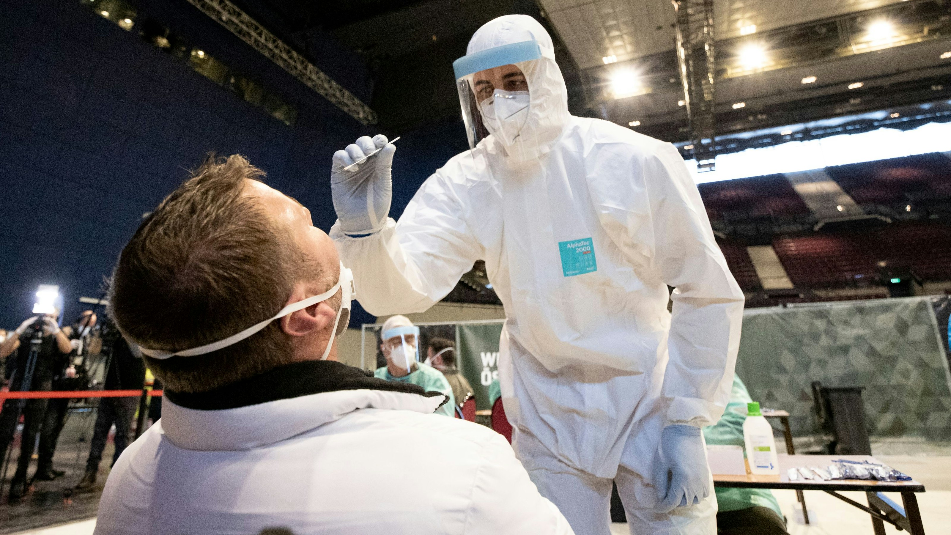 Download von www.picturedesk.com am 11.06.2021 (12:29).  Das österreichische Bundesheer präsentierte die Corona-Teststraße in der Wiener Stadthalle. Im Bild: Helfer mit speziellem Schutzanzug nimmt einen Testabstrich. Wien, Österreich. 03.12.2020 // The Austrian Armed Forces presented the Corona test lane in the Vienna citiy hall. Picture: Testing staff in special protection clothes takes a swab. Vienna, Austria. December 3rd, 2020. - 20201203_PD2015 - Rechteinfo: Rights Managed (RM)