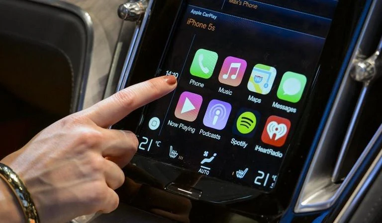 Der US-Technologiekonzern Apple engagiert einen ehemaligen BMW-Manager und unterstreicht damit seine Ambitionen bei der Entwicklung von selbstfahrenden Autos. (Symbolbild)