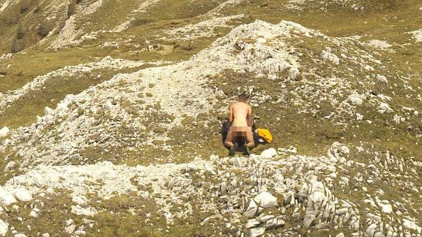 Das Schäferstündchen mitten in der wildromantischen Bergwelt blieb nicht unbemerkt.