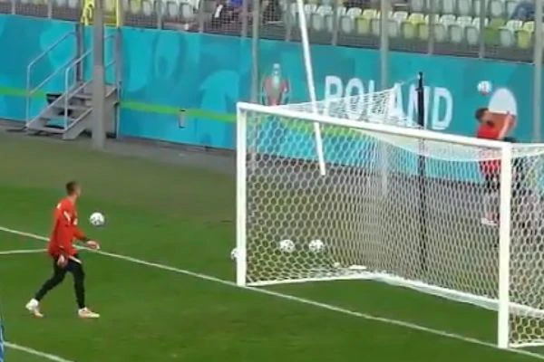 Robert Lewandowski trifft ein Handy.