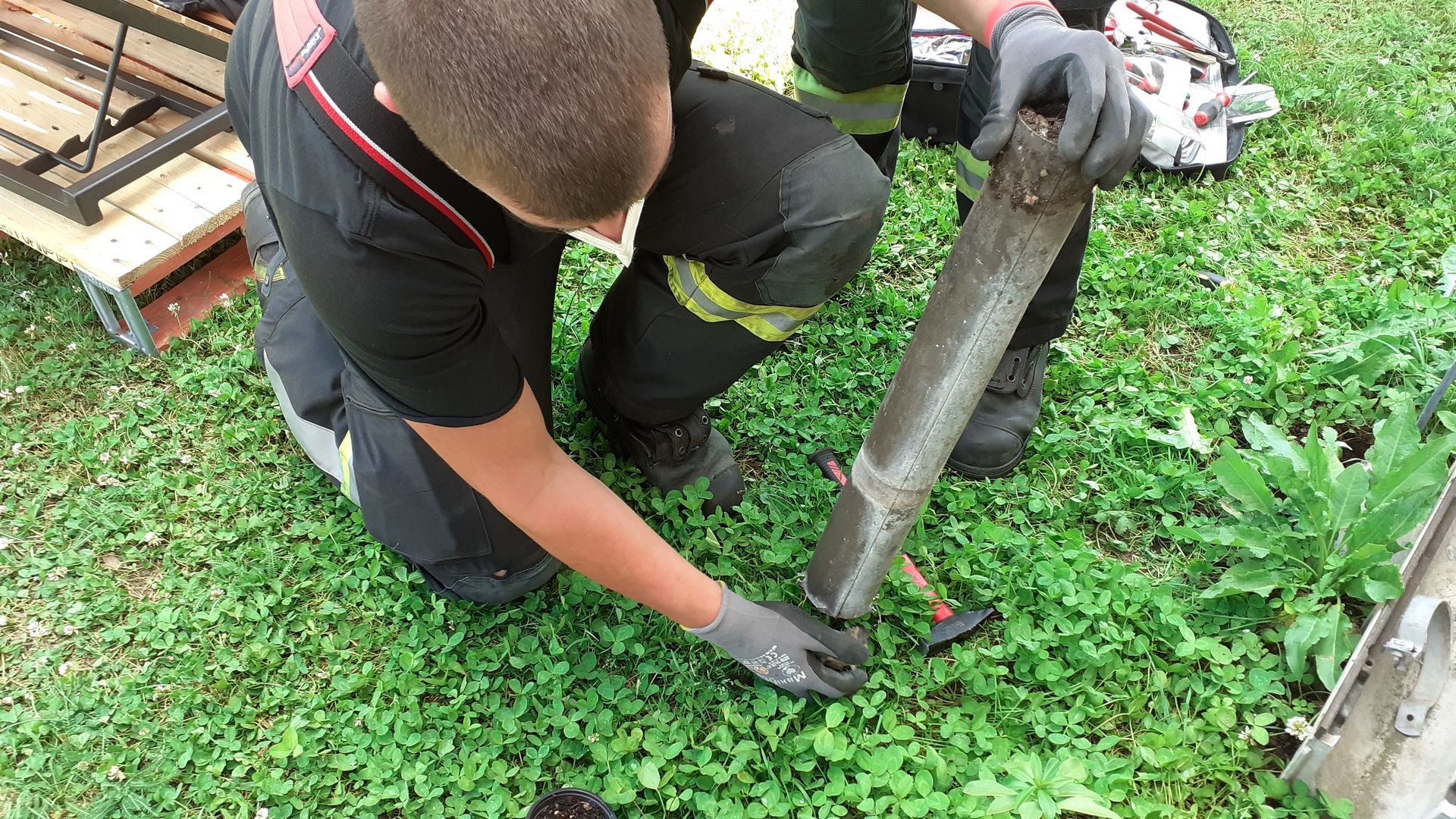Ein Floriani rettete den jungen Vogel aus dem Rohr.