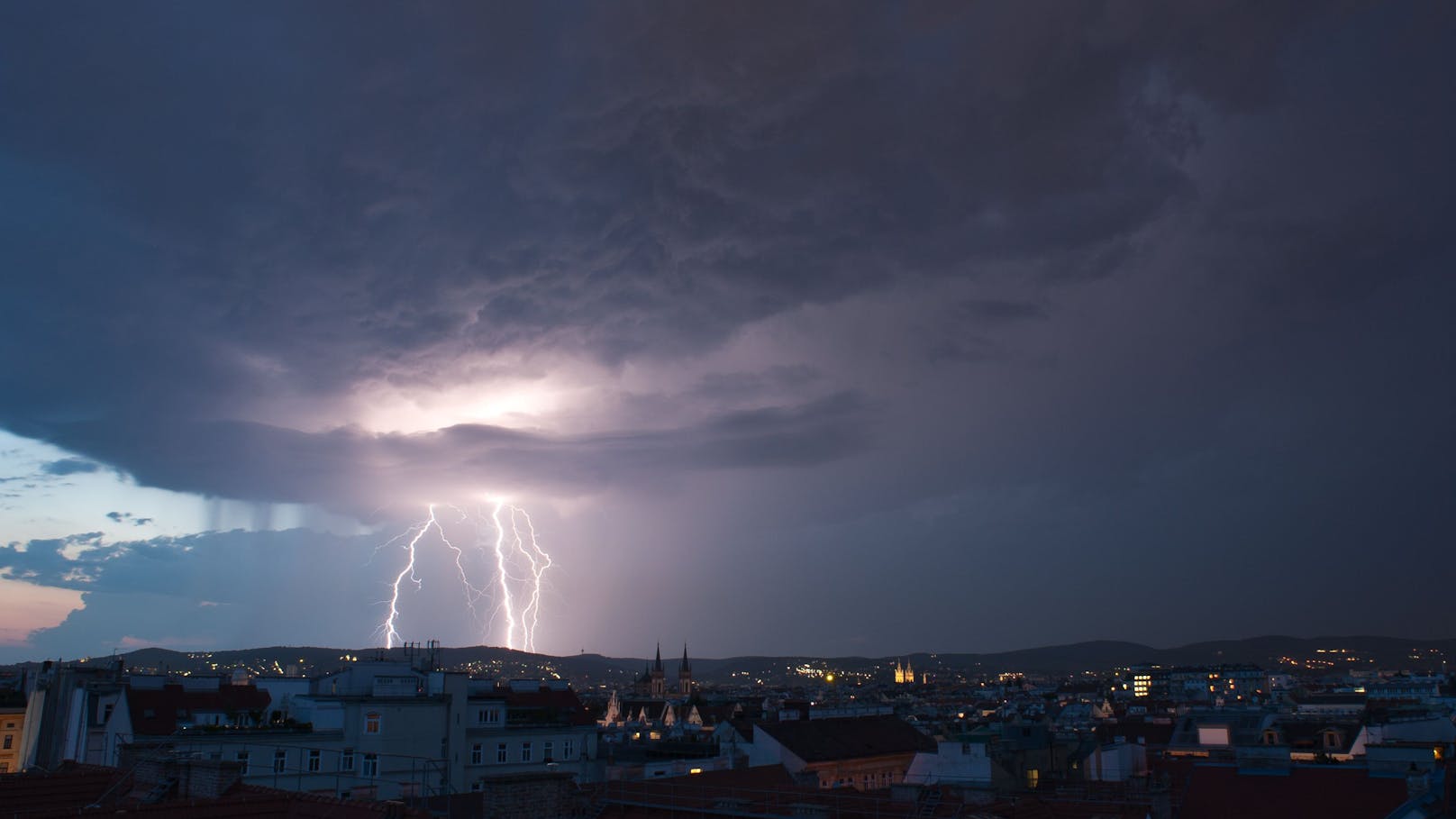 Gewitter-Welle rollt auf Österreich zu.