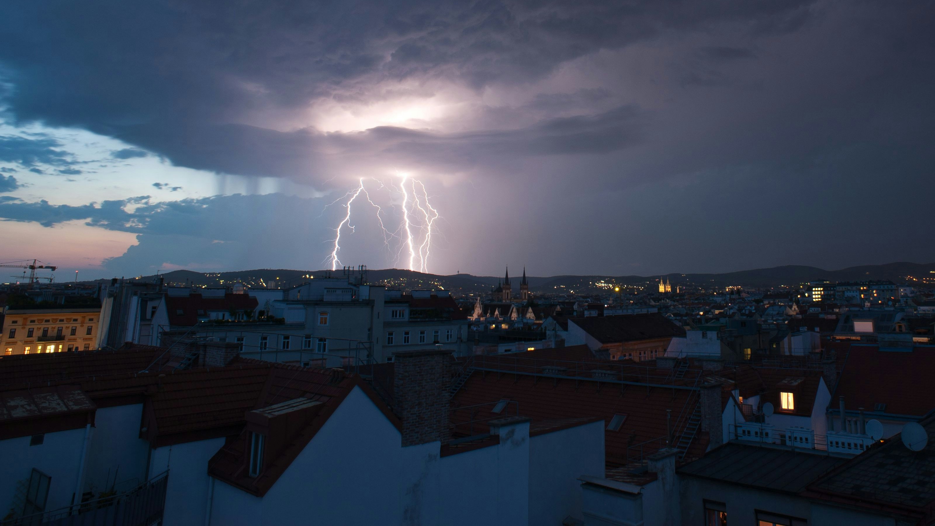 Download von www.picturedesk.com am 11.06.2021 (12:52).  Wien, Gewitter - Vienna, Thunderstorm - 20110709_PD8837 - Rechteinfo: Rights Managed (RM)