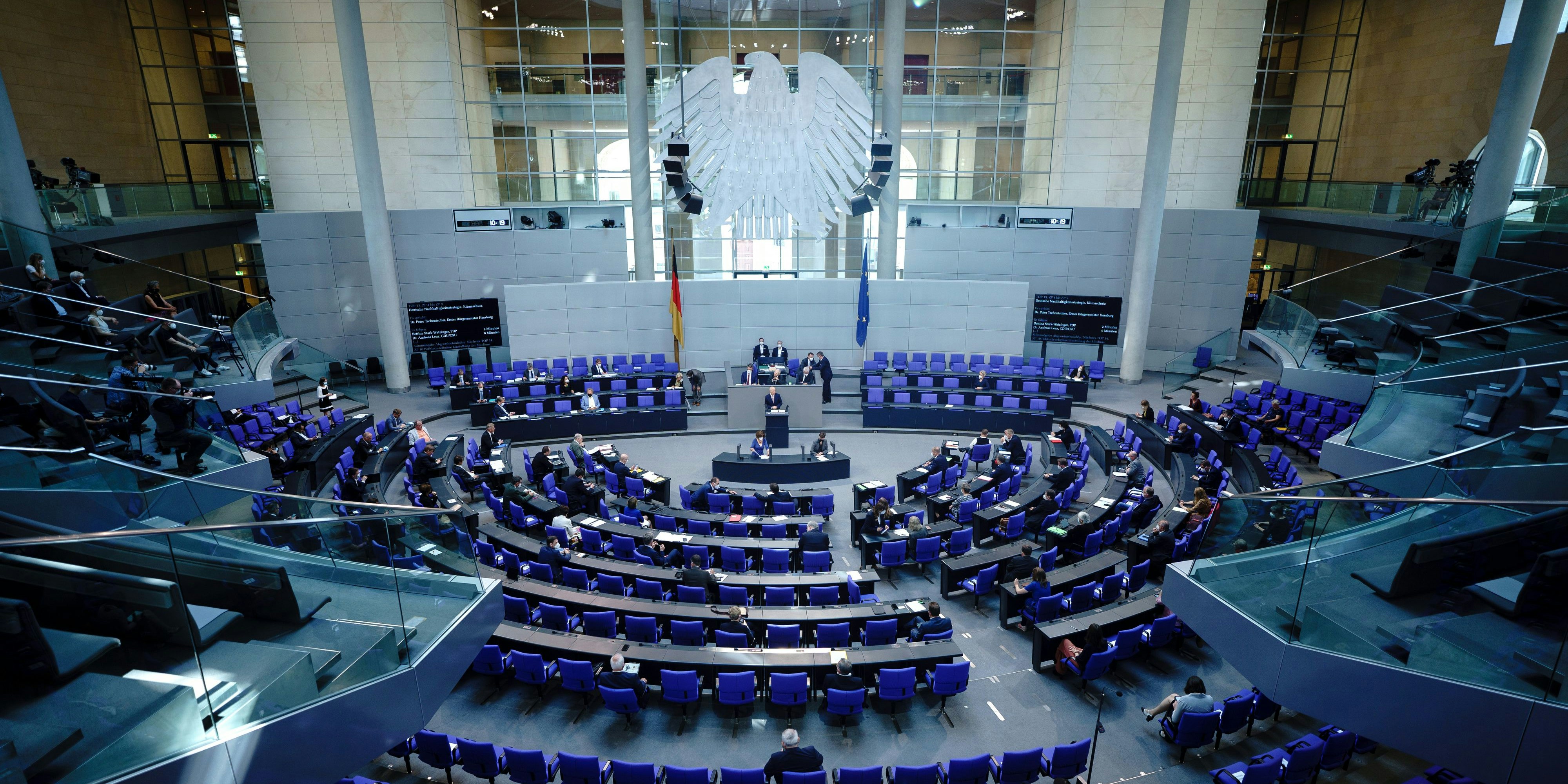 Download von www.picturedesk.com am 11.06.2021 (16:24).  10 June 2021, Berlin: Peter Tschentscher (SPD, at the lectern), First Mayor of Hamburg, addresses the MPs at the Bundestag session. The topic is the German sustainability strategy and climate protection. Photo: Kay Nietfeld/dpa - 20210610_PD1541 - Rechteinfo: Rights Managed (RM)