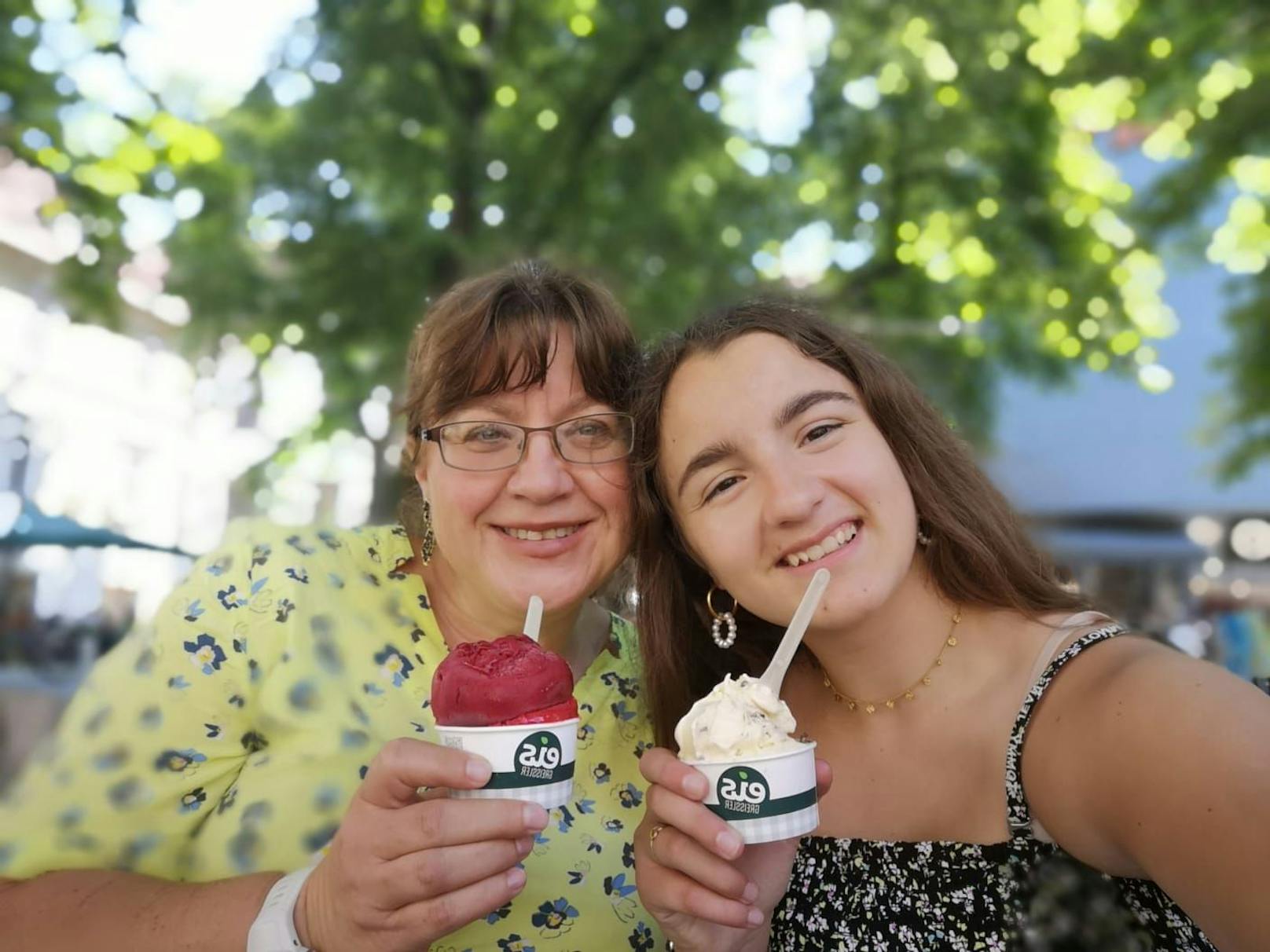 Bettina und Stefanie genießen die Zeit&nbsp; in Graz - ein Eis gehört dazu!