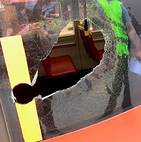 Mit der bloßen Faust schlug der Kroate ein Loch in die Scheibe.