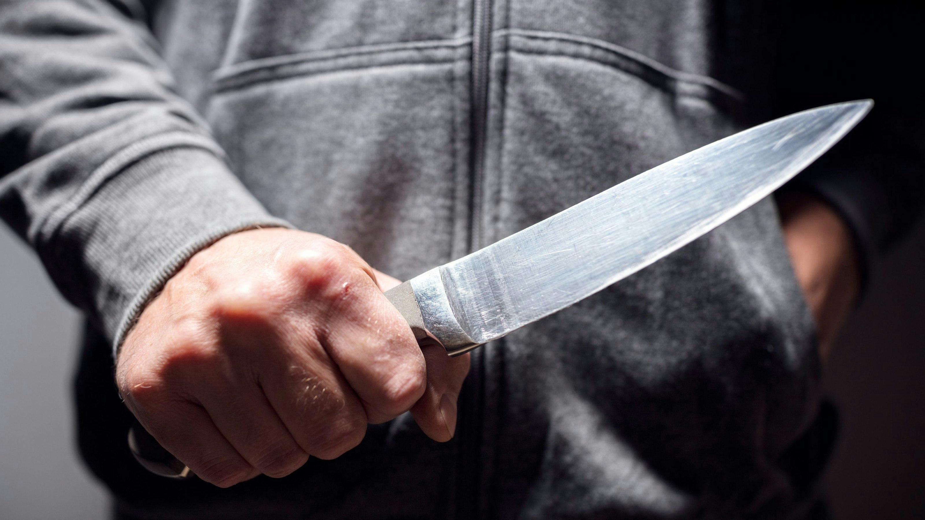 Drohung mit einem Küchenmesser