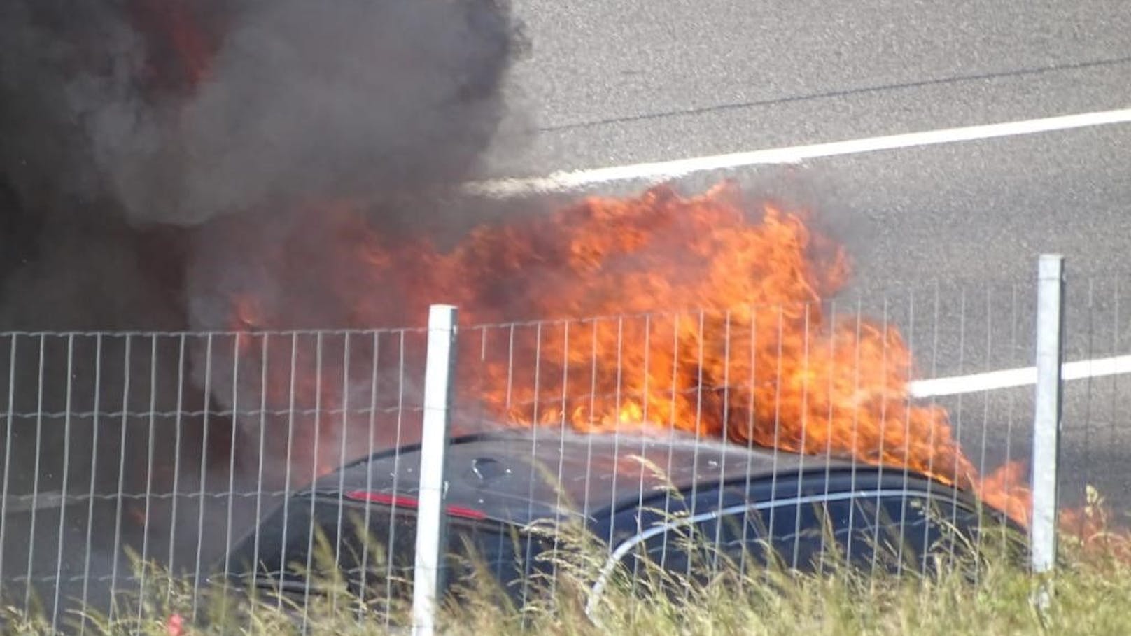Auf der A1 stand ein Auto in Flammen.