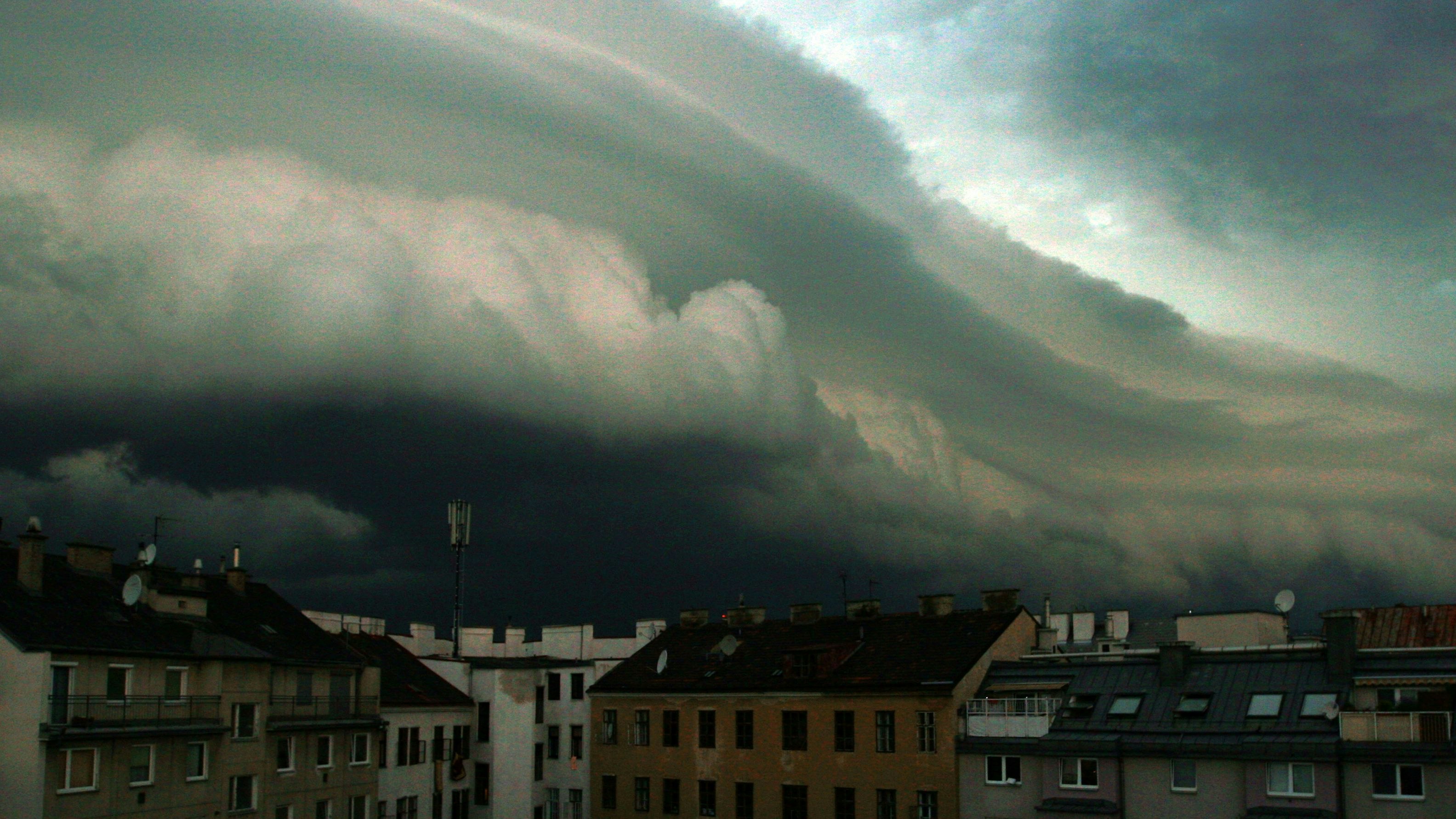 Eine Gewitterfront zieht über Wien. Archivbild