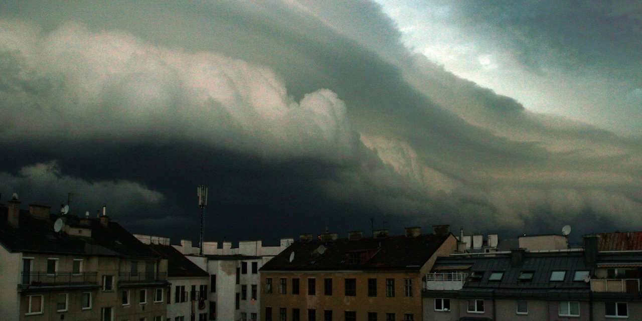 Warnstufe Rot! Unwetter rollt von Westen über das Land - Vimarsana News