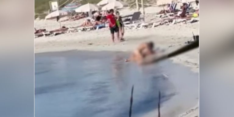 Das Paar ließ sich von den Strandgästen nicht stören.